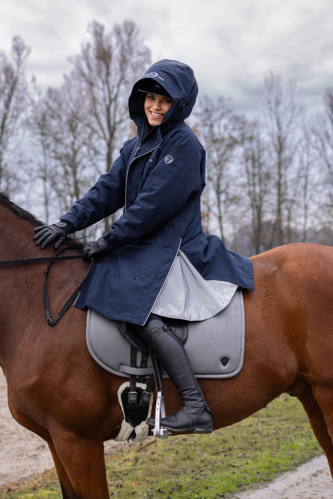 Covalliero - Damen Reitmantel Arktis – Wintermantel wasserabweisend & atmungsaktiv – langer Mantel mit warmem Innenfutter, Kapuze & 2 Taschen – Funktionsmantel im Oversized-Look – XS-XXL
