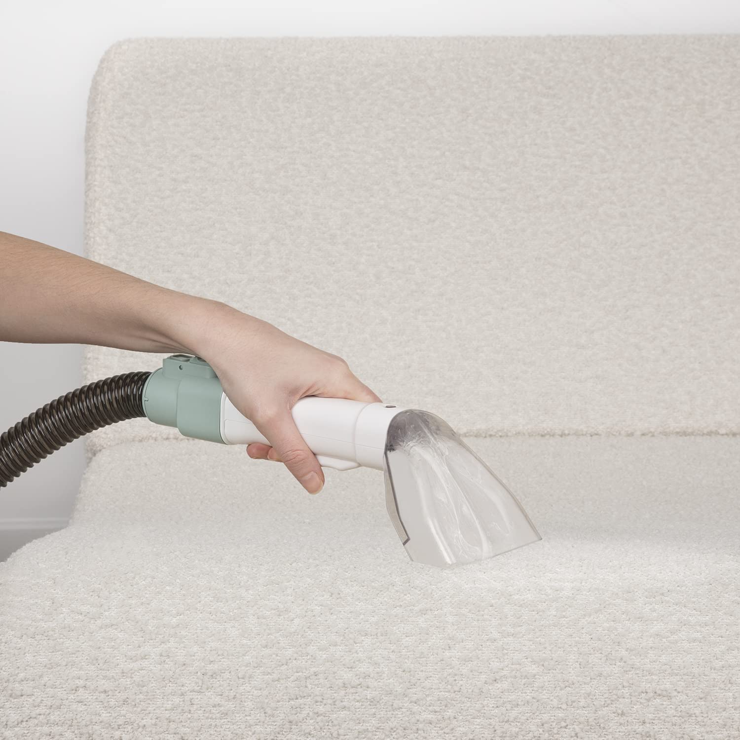 H.Koenig Pulitore smacchiatore TWT77 per tessuti:Tappeti/Divani/Poltrone/Materassi, Serbatoi acqua pulita e sporca rimovibili,spazzola di ricambio, potente, compatto,trasportabile,650W, Bianco e Verde