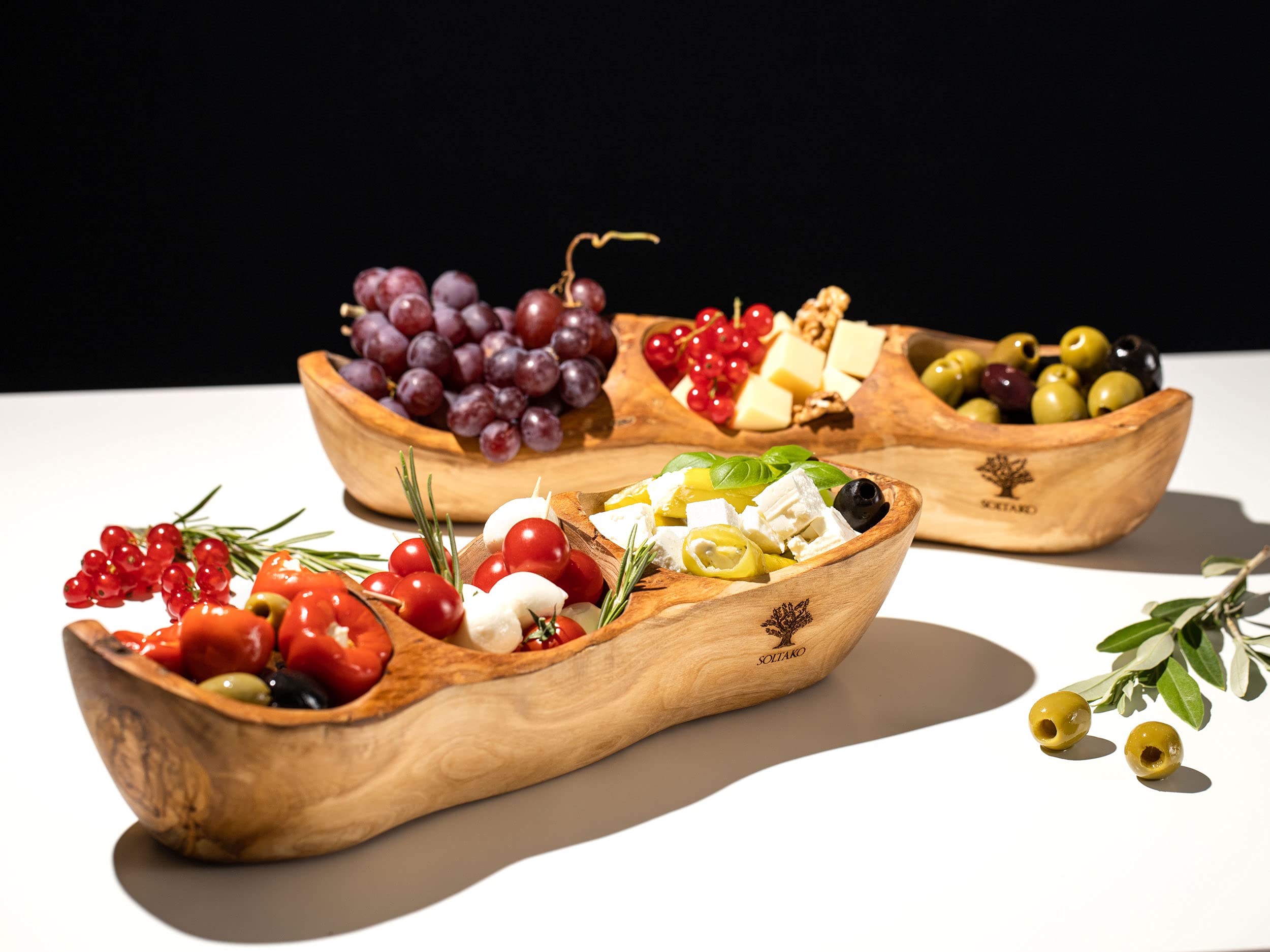 SOLTAKO Assiette Apéritif en Bois d’Olivier - Lot de 2 Plateau Apéro à 3 Compartiments - Plat de Service - Bol en Bois Brut pour Fromages, Sauces, Charcuterie, Noix - Bol à Snack - env. 34x10cm