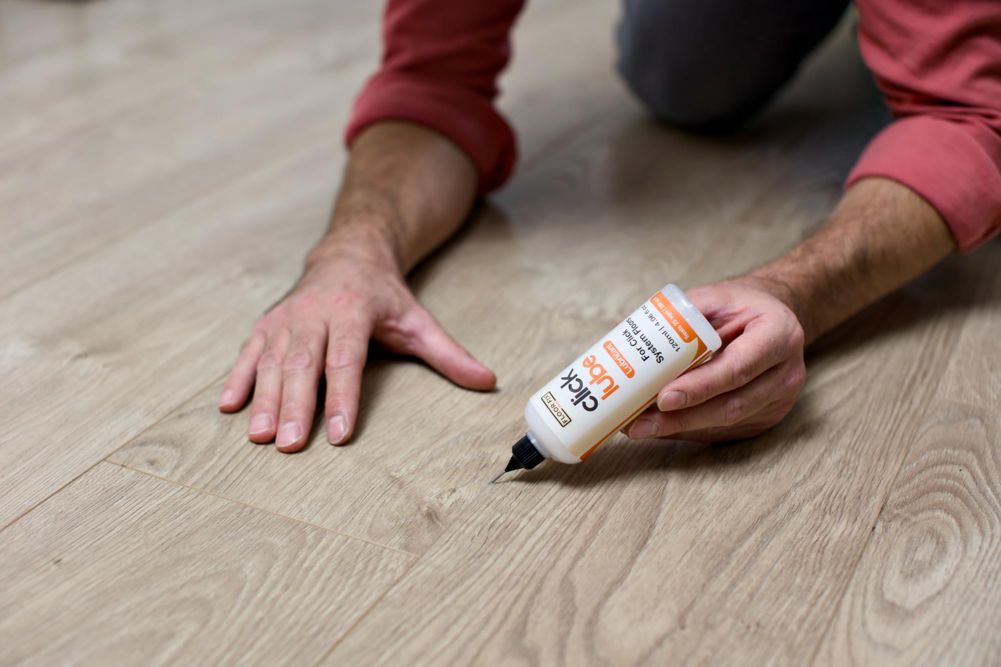 Click Lube von Floor Fix Pro – Spezialschmiermittel für schwimmend verlegte Holzböden mit Nut-Feder-Verbindung. Behebt Knarzgeräusche im Handumdrehen.