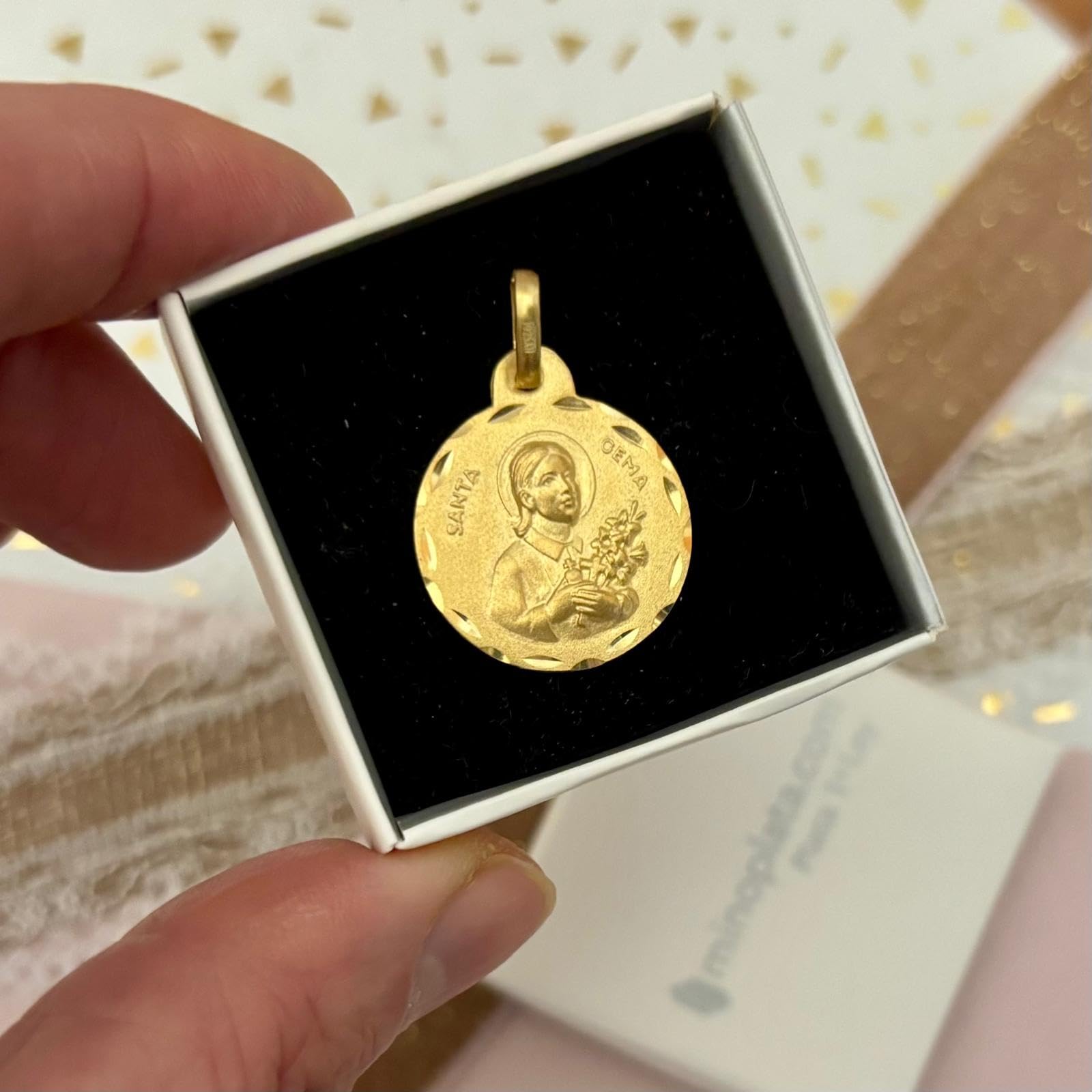 Medal Świętego Klejnotu, srebro wysokiej próby 925, pozłacane, okrągłe 19 mm, religijny wzór z tłoczeniem, z pudełkiem upominkowym