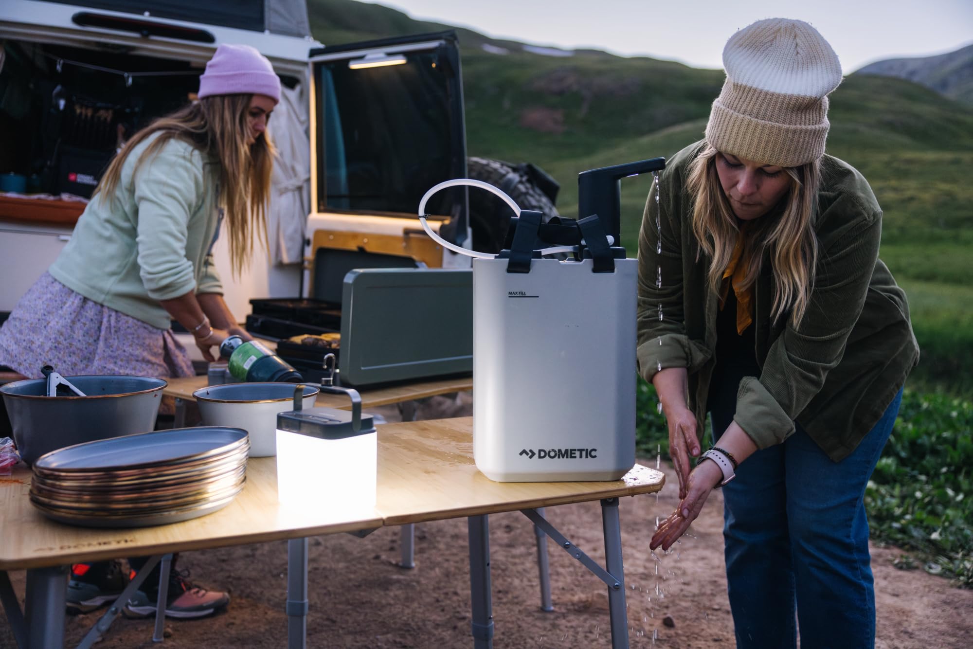 Dometic Recon 360 – Distributeur Portable d'eau - Robinet Pivotant à 360° pour Glacières Recon – Pompe et Batterie Incluses - pour Camping, Voiture