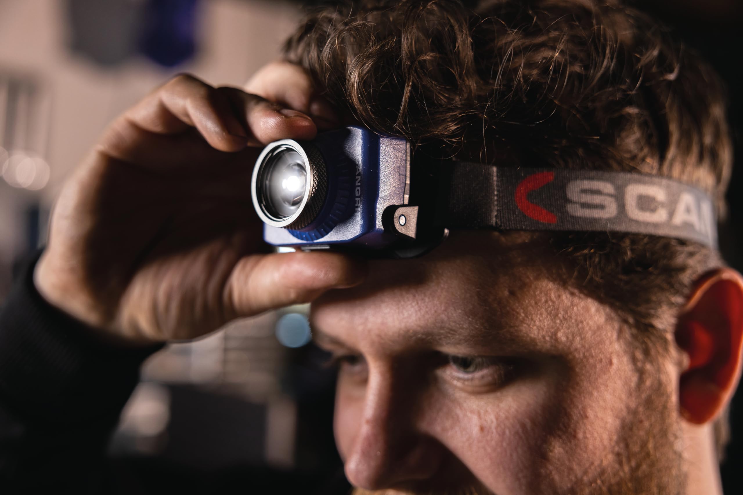 SCANGRIP, Zoom – Lampada Frontale LED Ricaricabile 220lm con Funzione Zoom, 3 Livelli di Lumen, Batteria Li‑ion e Protezione IP54