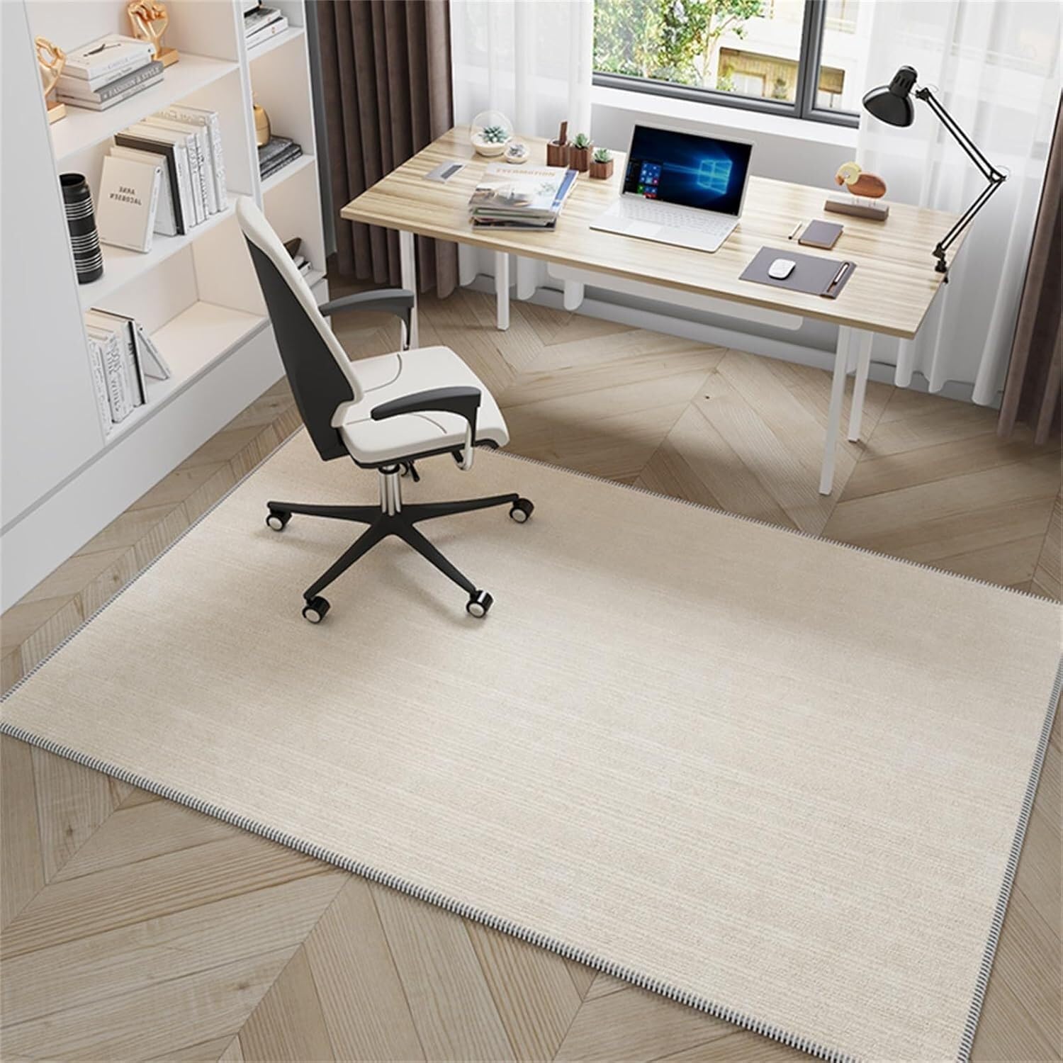 Sillas de computadora y alfombra nórdica beige para proteger suelos de madera