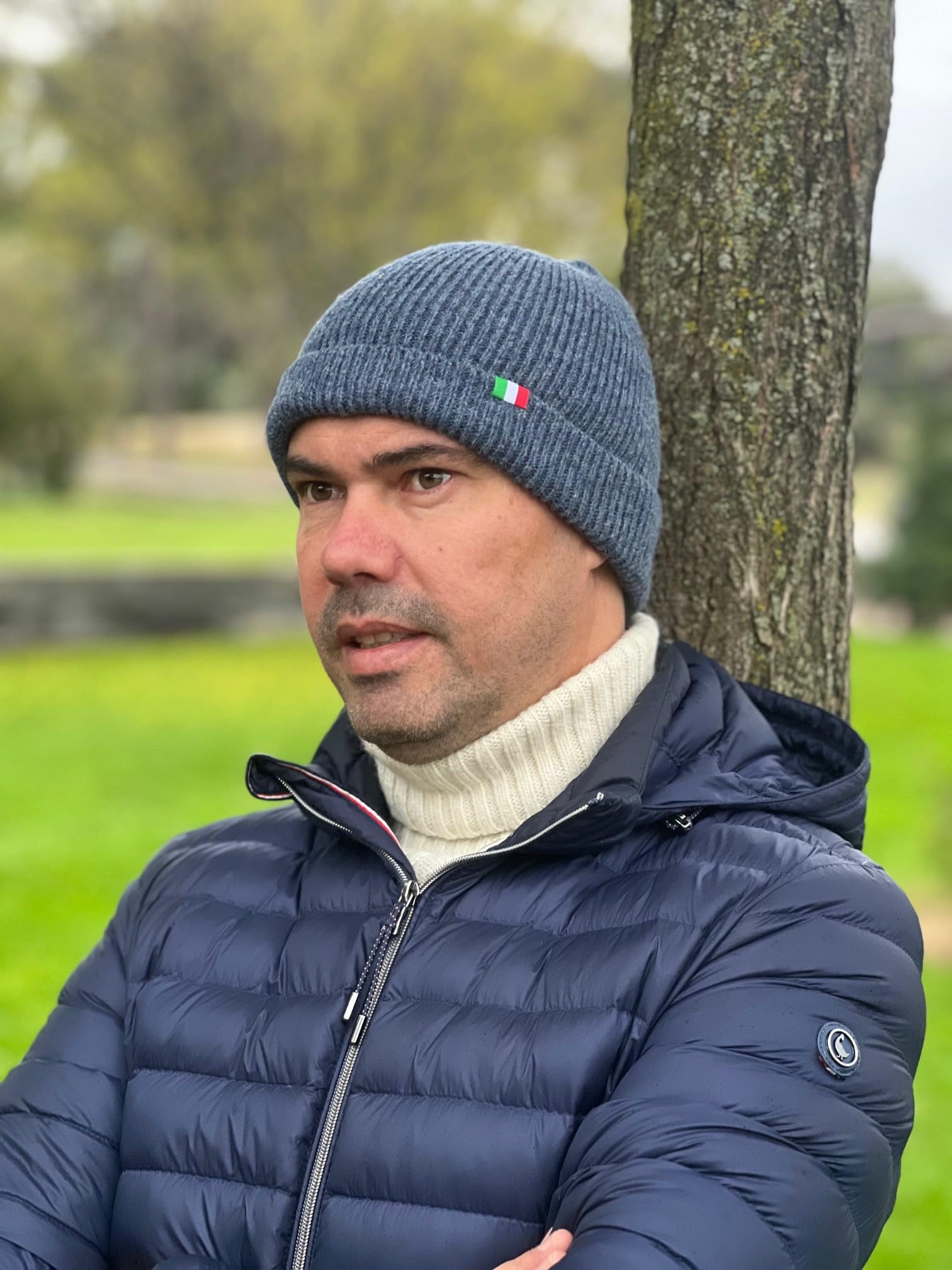 Gorro 100% lana merino con la bandera italiana. Fabricación artesanal. Hecho a mano. Gorro para hombre. Gorro de mujer. Gorro de lana de punto.