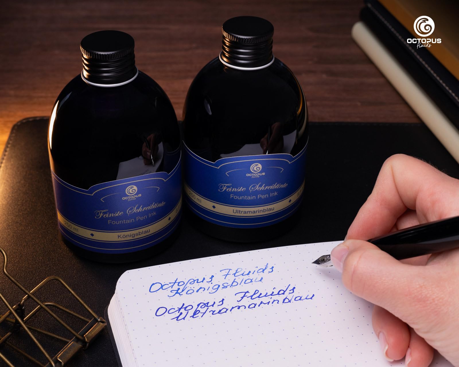 Octopus Fluids Klassik - Tinta para pluma estilográfica, color azul ultramar, set con botella de recarga de 250 ml y convertidor de tinta, tinta de escritura de alta calidad para plumas estilográficas