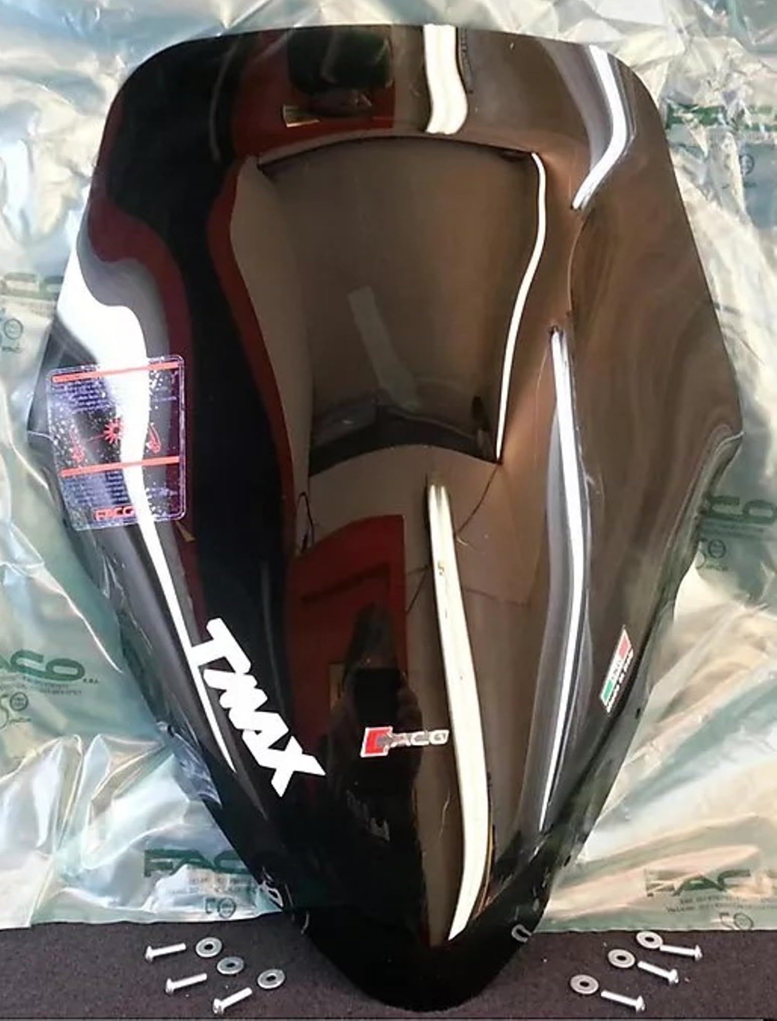 CUPOLINO FUME' scuro COMPATIBILE CON YAMAHA T-MAX 500 FINO 2007 cod.28010 MISURE: H.575 X L.495 SPESSORE 3MM.