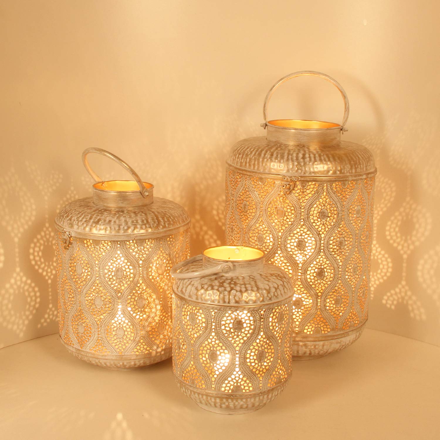 Casa Moro | Lanterne Orientali Suraya in Set di 2 in metallo Shabby Chic Bianco Oro Metallo | Lanterne Marocchine in piedi e appese | Lanterne da tavolo per la decorazione di