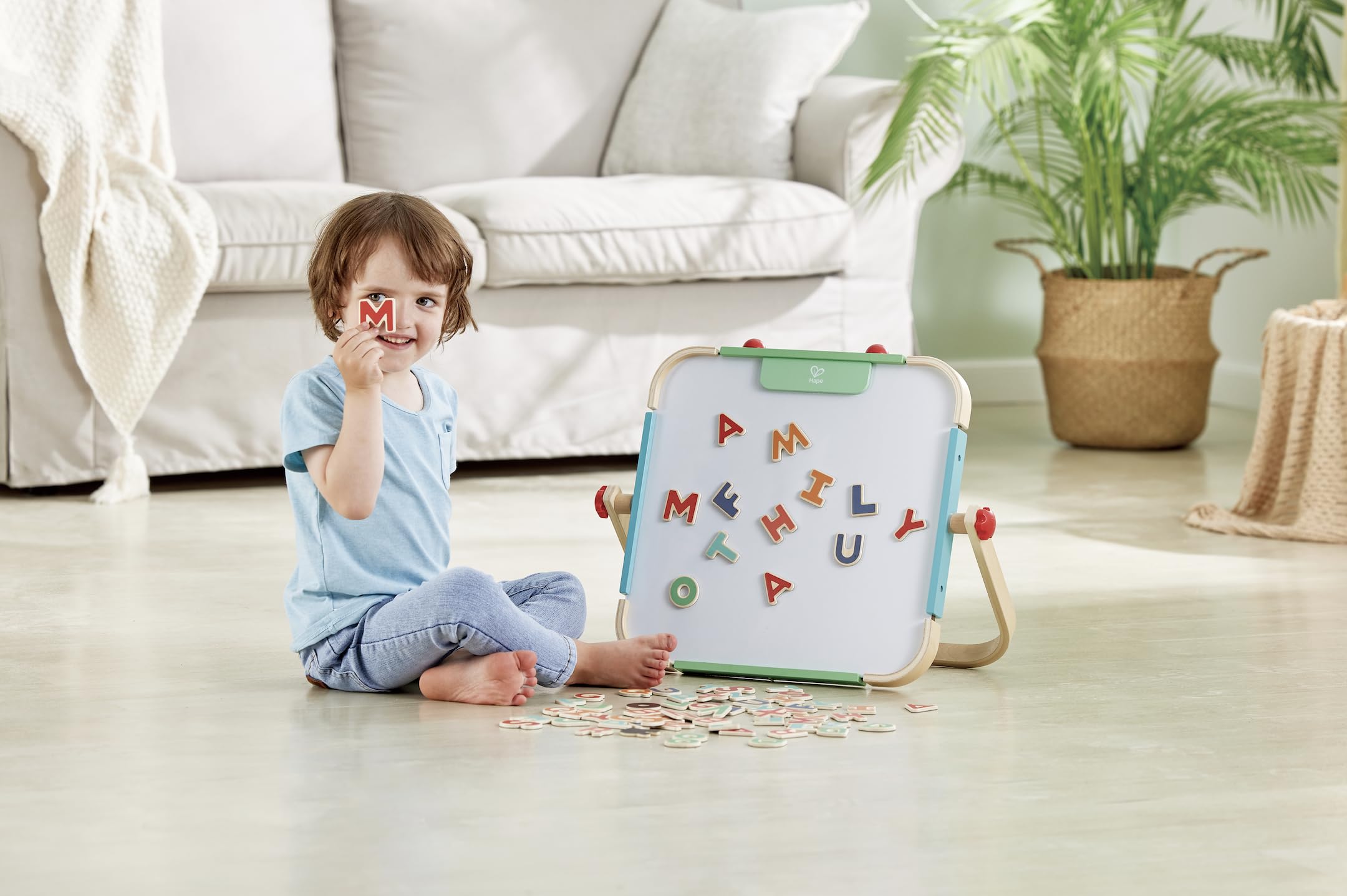 Hape Alphabet magnétique – 52 lettres magnétiques en bois colorées, lettres majuscules et minuscules, jouet éducatif pour la promotion de la langue, à partir de 3 ans
