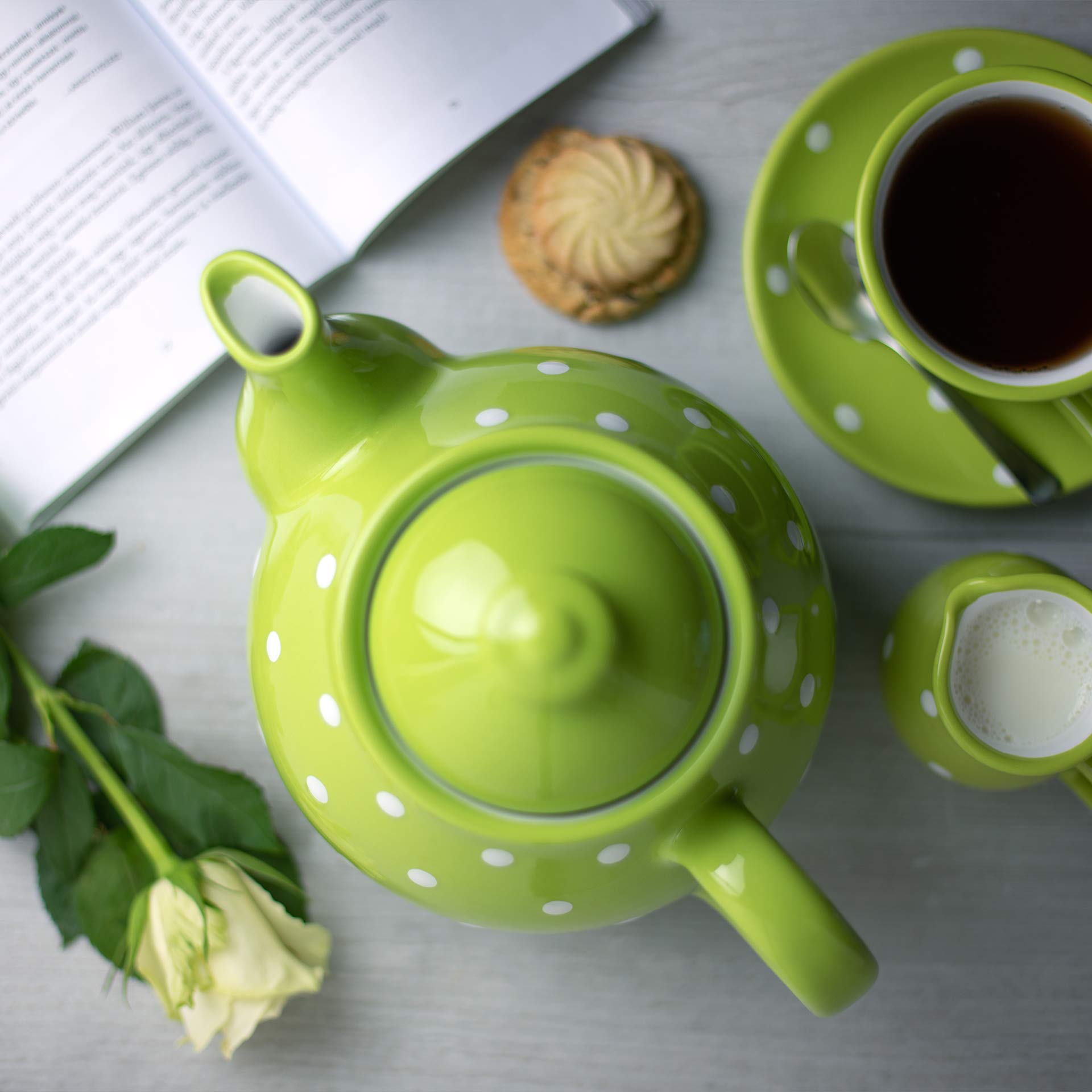 City to Cottage® Teiera Grande con Coperchio e Manico da 1,7l|4-6 Tazze di tè o tisana | Realizzata e Dipinta a Mano in Ceramica | Fantasia a Pois Verde Lime e Bianco