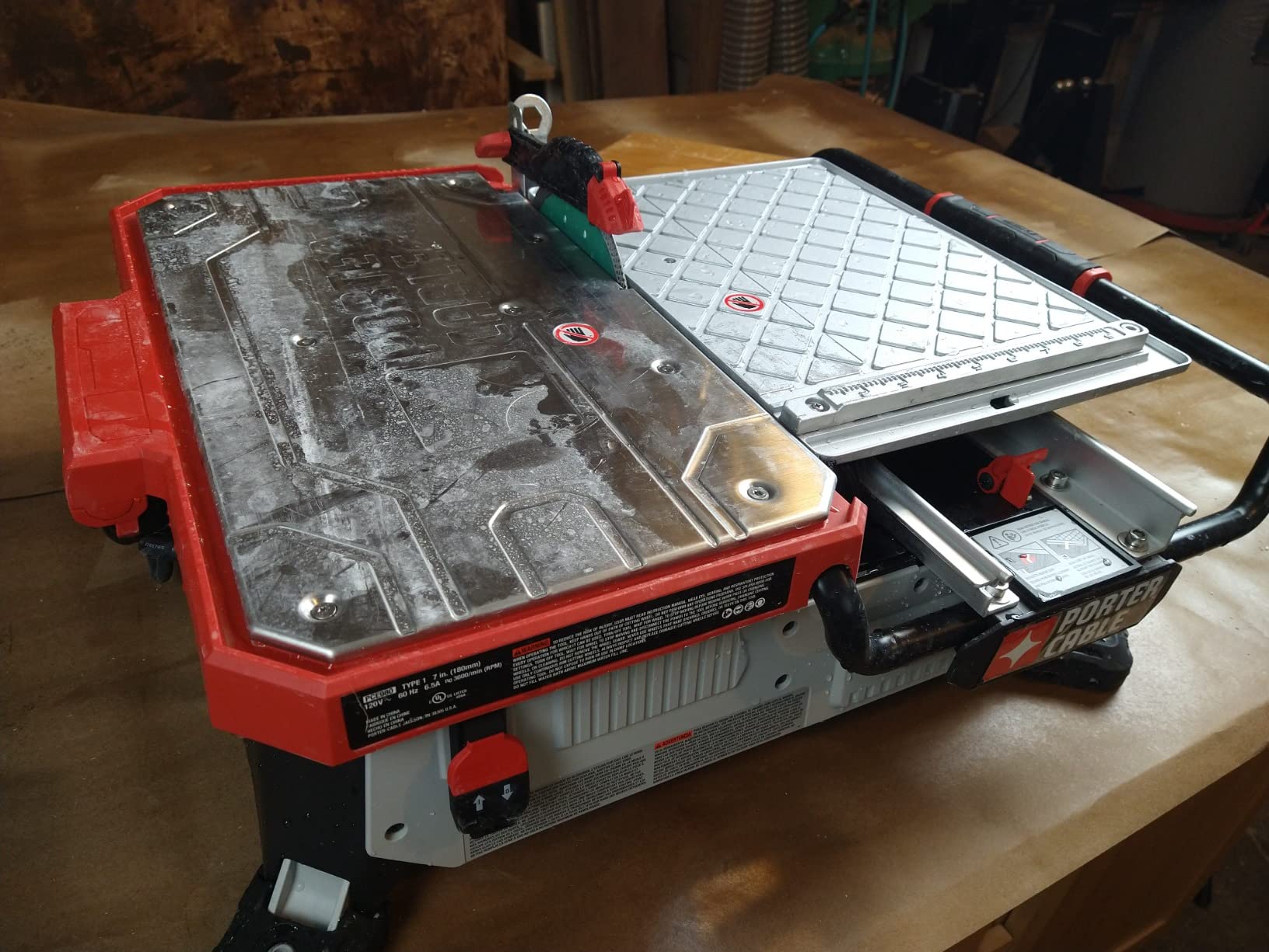 Porter-Cable PCE980 tile saw safety guard and blade close-up