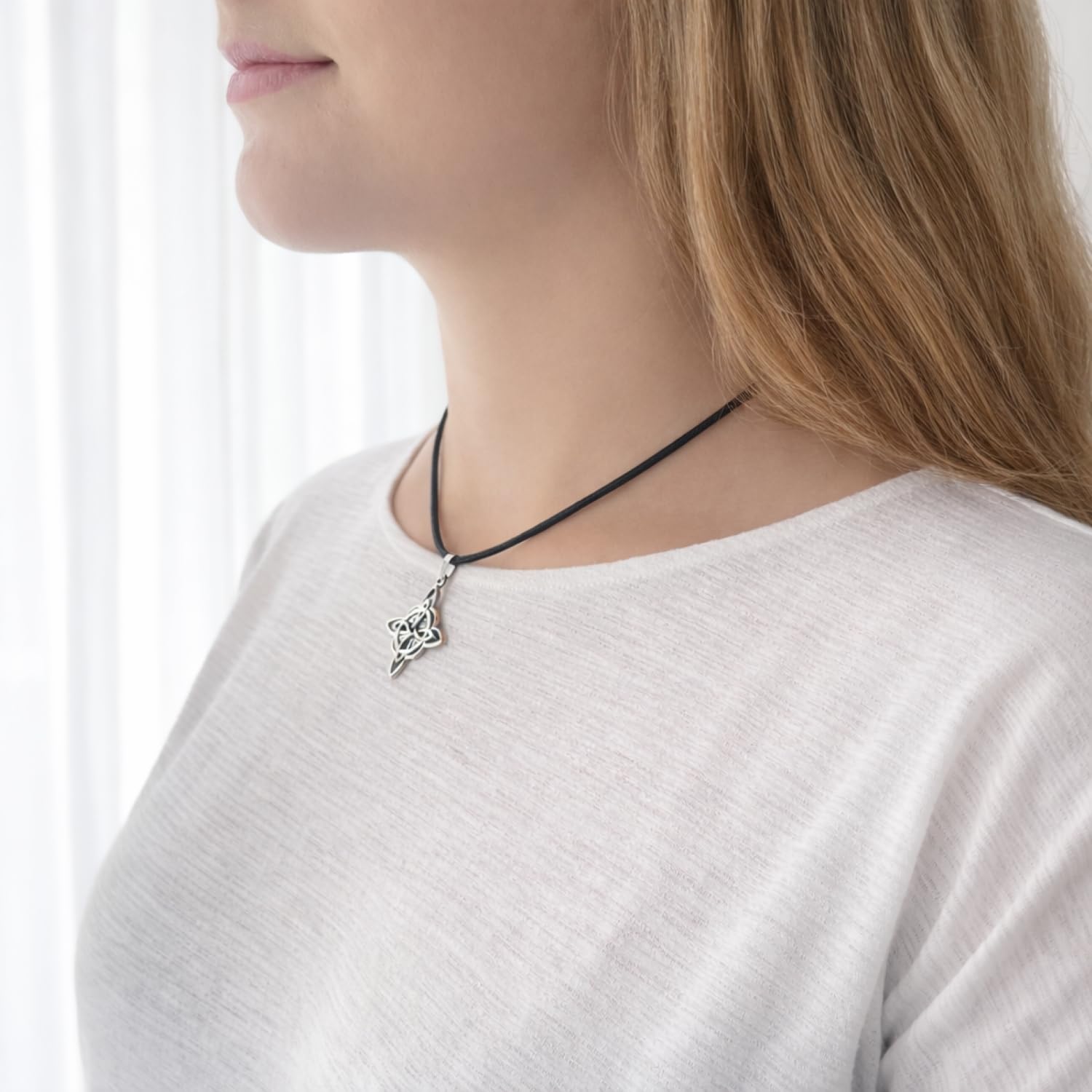 ASTER ALHELÍ Collier Celtique Pendentif Nœud de Sorcière Amulette de Protection Unisexe Gothique Bohème Cordon Noir