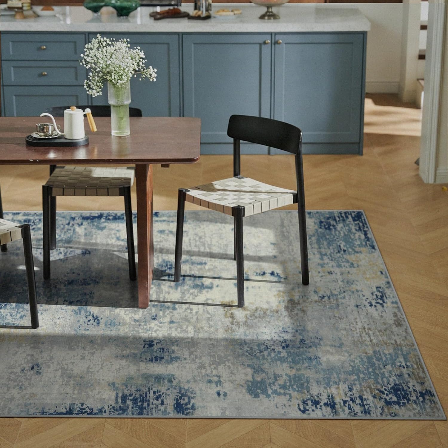 Tapis salon grand moderne bleu pour une chambre cocooning chic