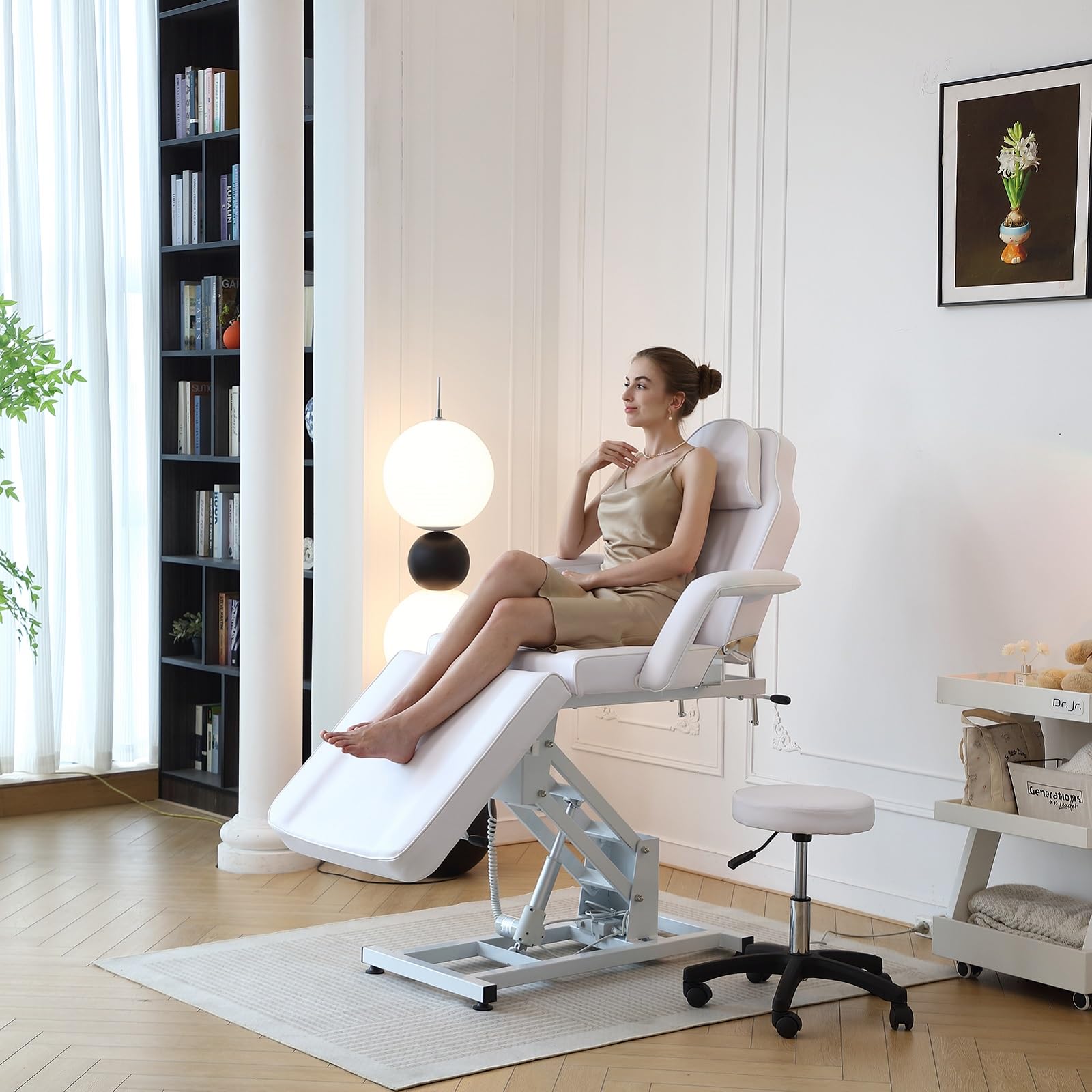 Verstellbare Kosmetikliege,Massageliege mit Hocker(Weiß, Elektrisch) | Kosmetikliege mit Hocker Tattoo-Liege mit abnehmbaren Kopfstützen und Armlehnen,Mehrzweck Tätowierungsstuhl mit 3 Abschnitten