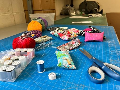 Vista 20 de Emery Pin Cojín para costura, relleno de arena abrasiva, hecho a mano en Estados Unidos (2 x 3 pulgadas, gallos sobre negro)