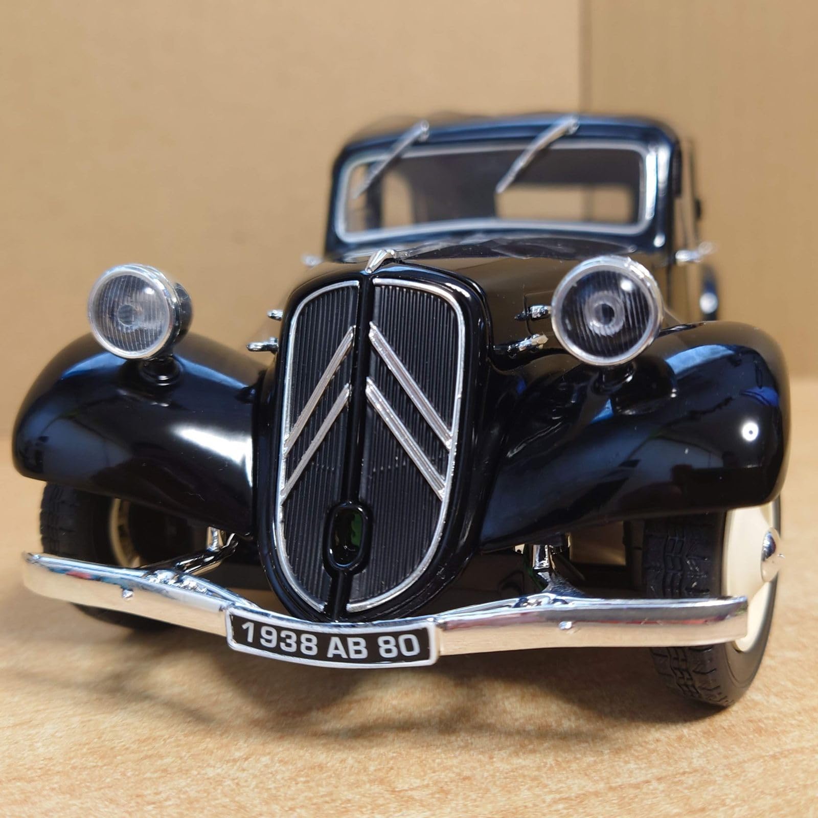 1/18 シトロエン トラクシオン11CV 1937 レッド／クリーム ソリド