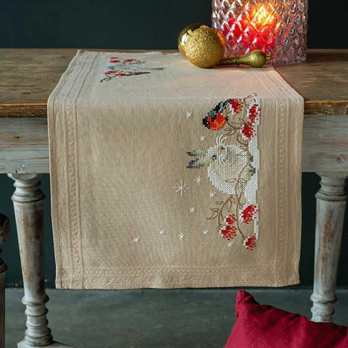 Vervaco Stickpackung Tischläufer Sticken Set Erwachsene Vorgedruckt Schneehase und Dompfaff Stickläufer zum Selbersticken Vorgezeichnet Decke Sticken Plattstich 40 x 100 cm Kreatives Geschenk