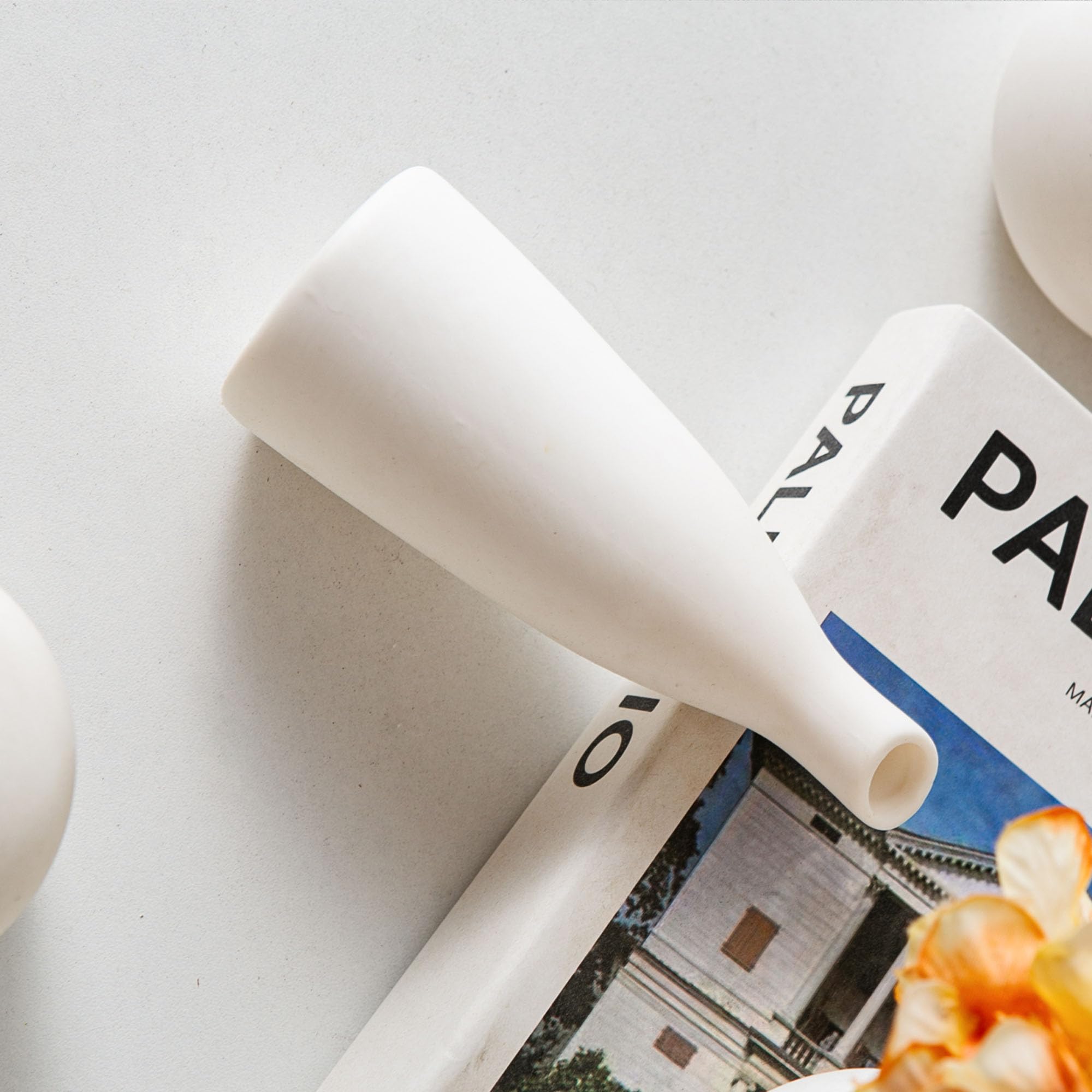 Tanvecle Weiße Keramik Knospenvase 11er Set, Kleine Vasen für Pampasgras, Blumen, Mini Vasen für Moderne Wohnkultur, Minimalistische Dekor, für Wohnzimmer, Esstisch & Regale