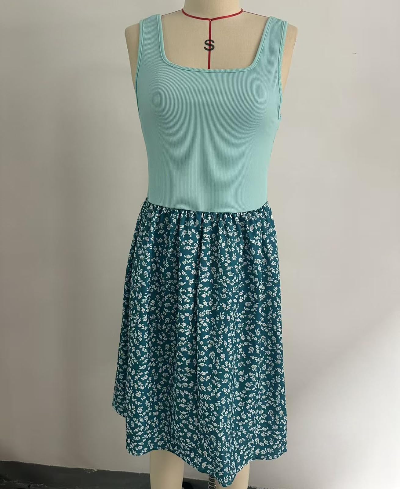 Abito Estivo Floreale Senza Maniche Scollo Quadrato | Abito a sottoveste floreale in stile casual-chic, con corpetto a pannelli e gonna svasata.