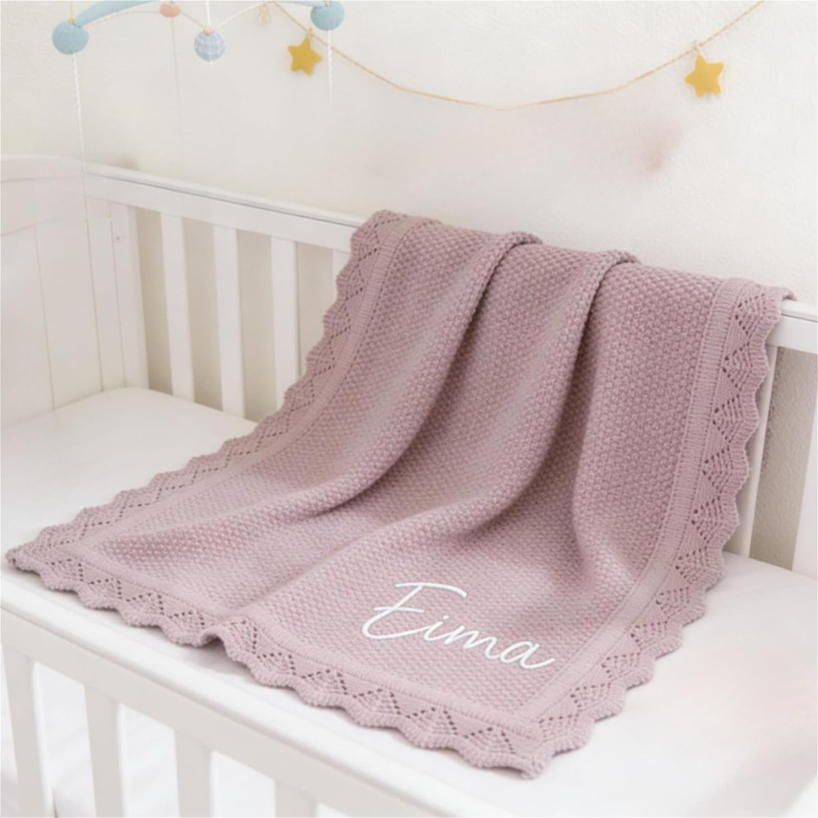 Couverture de bébé brodée avec nom : le cadeau de naissance idéal