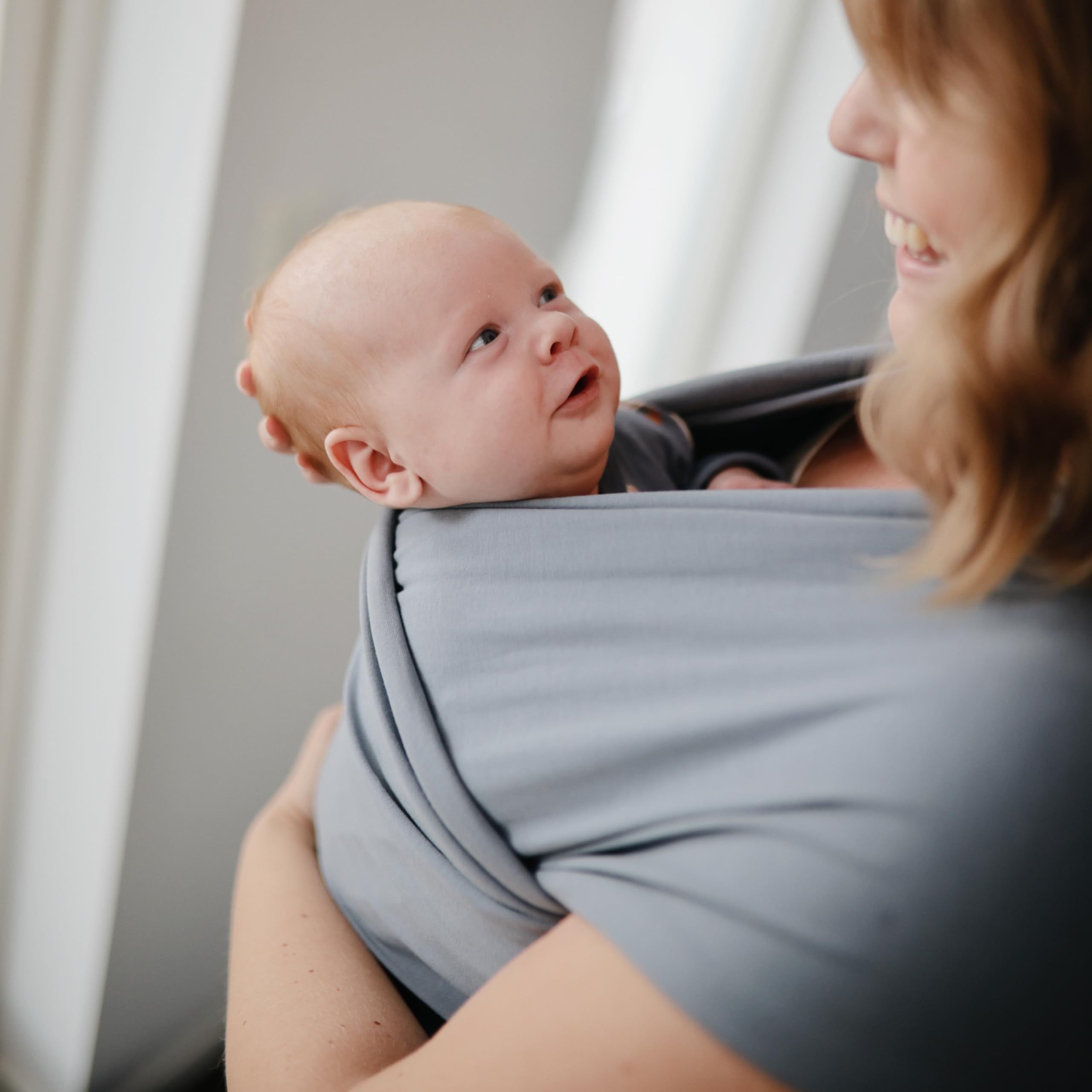 Mushie Tragetuch für Neugeborene & Babys | 100% Bio-Baumwolle | Mit einer integrierten Tasche | von 3,6-14,9 kg | Atmungsaktiv, um Überhitzung zu vermeiden | Tradewinds
