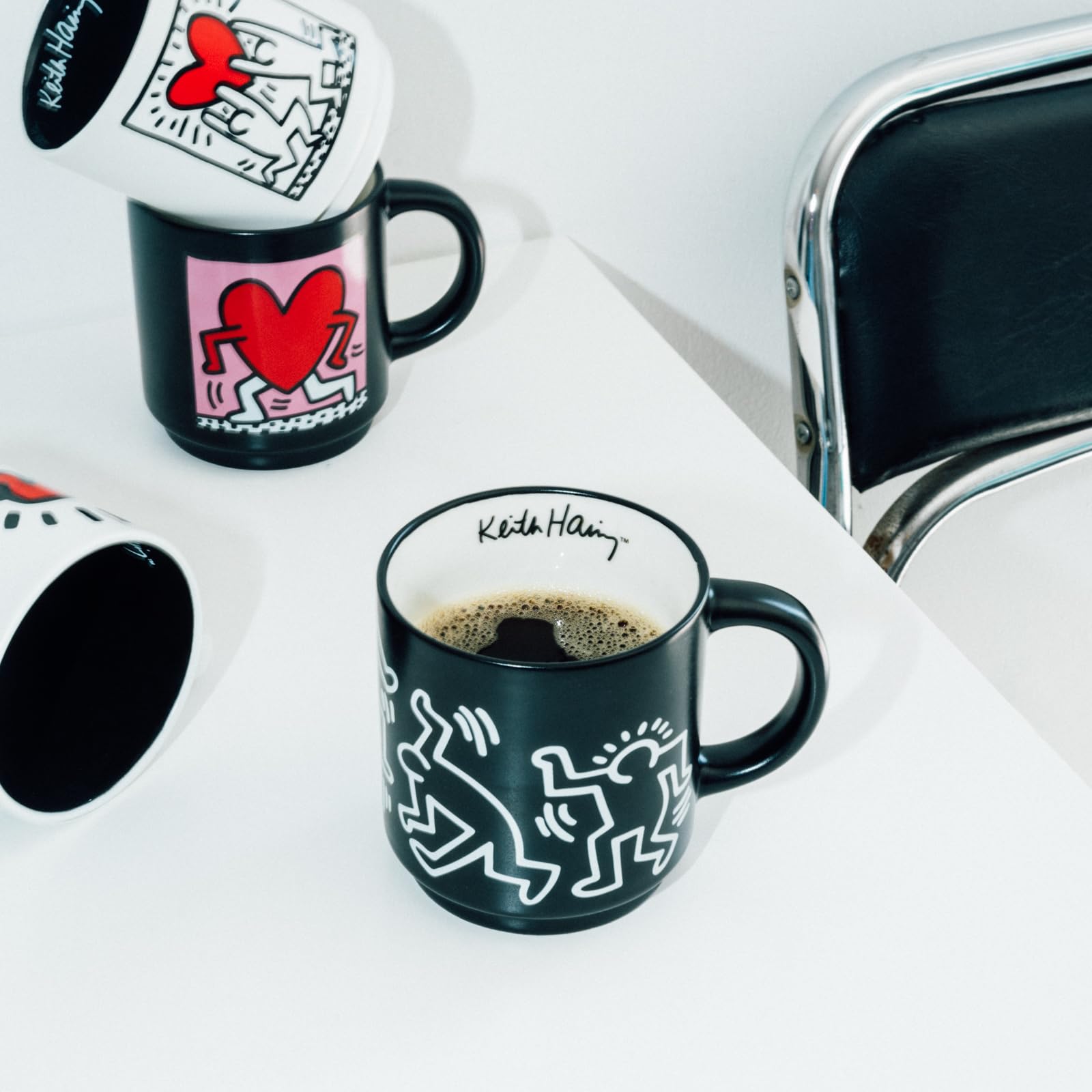 Grupo Erik Juego Tazas de Café Keith Haring - 4 Tazas Originales | para regalar para desayuno (300ml) Aptas Lavavajillas y Microondas, Incluye soporte