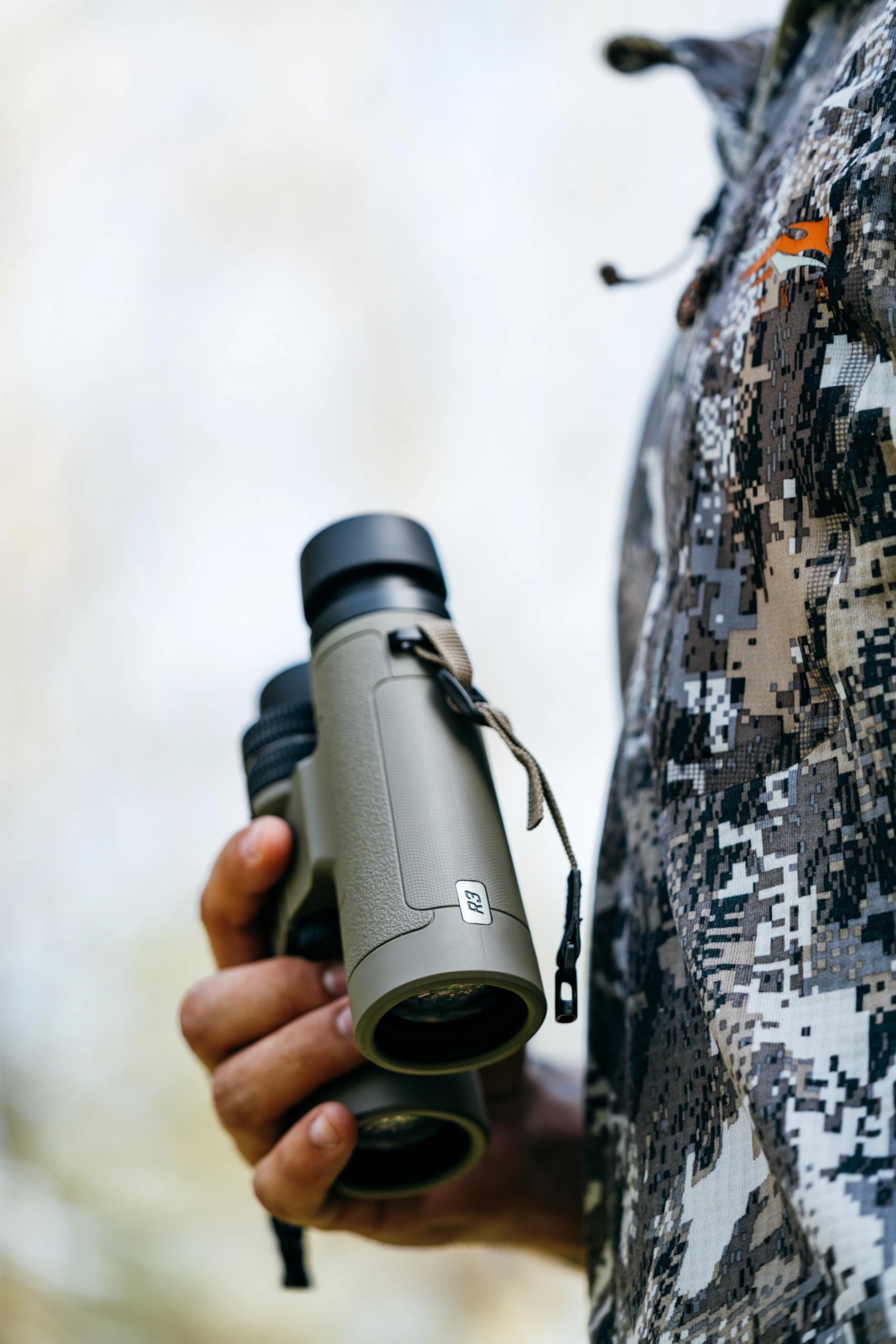 Bushnell R3 Binoculars with Vault Lite Bino Chest Harness, HD Optical System, Fully Multi-Coated Lenses, EXO Barrier, IPX7 Waterproof - Binoculars for Bird Watching and Wildlife Observation: 8x42 Binoculars