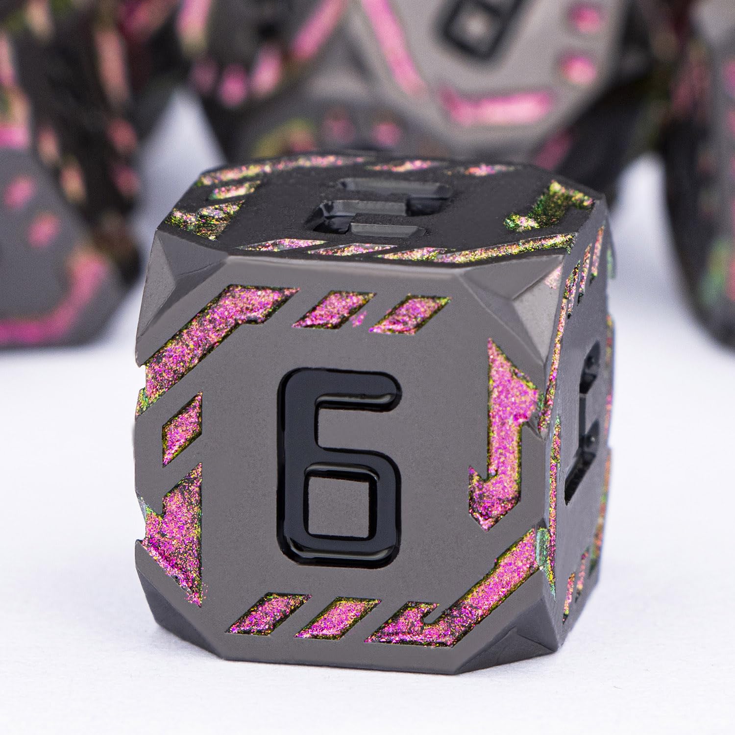 Set di 7 dadi fantascientifici in metallo poliedrici a strisce, per giochi di ruolo, Dungeons Dragons, con confezione regalo D6, D8, D10, D12, D20 (nero e viola)