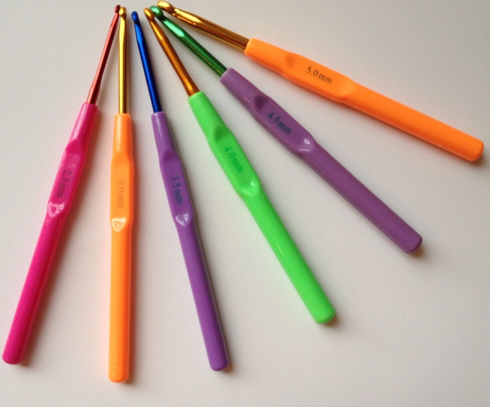 SET of 6Pcs Different Sizes Professional Crochet Hooks Kits Projects Crafts Clothes Novelty Aluminum with Plastic handle Needles Hook Tools 2.5mm 3.0mm, 3.5mm, 4.0mm, 4.5mm, 5.0mm