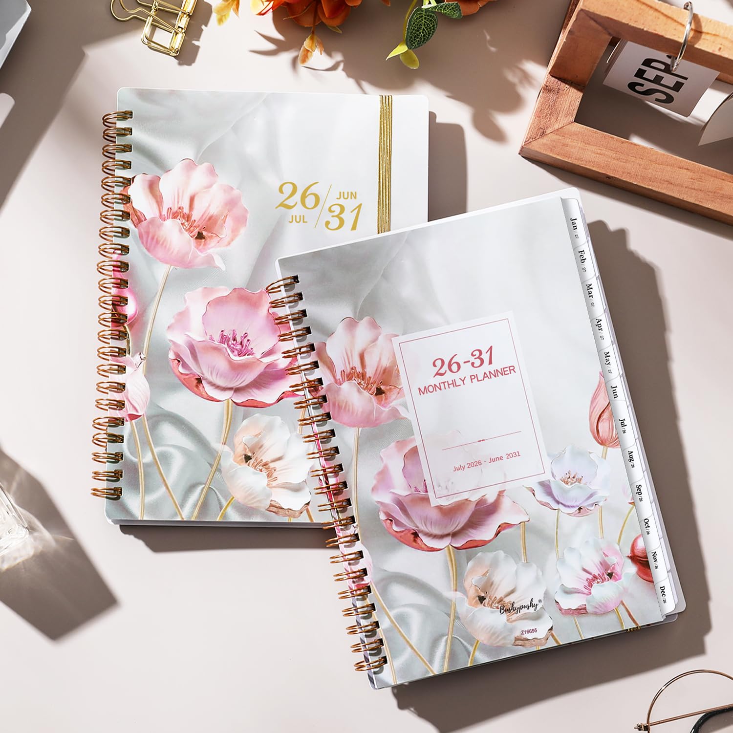 Agenda mensuel 2026-2031 - Planificateur 5 ans 2026-2031 - Reliure à spirales - Juillet 2026 à juin 2031 - Planificateur 16,3 x 21,6 cm avec onglets, calendrier de 60 mois, poche double face - Fleur