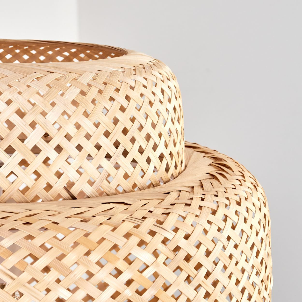 Lámpara de techo Vireda HOFSTEIN, moderna de metal/bambú en blanco/natural, diseño boho, pantalla con efecto de rejilla (Ø 45 cm), altura ajustable máx. 146 cm, E27, salón, comedor, cocina, pasillo