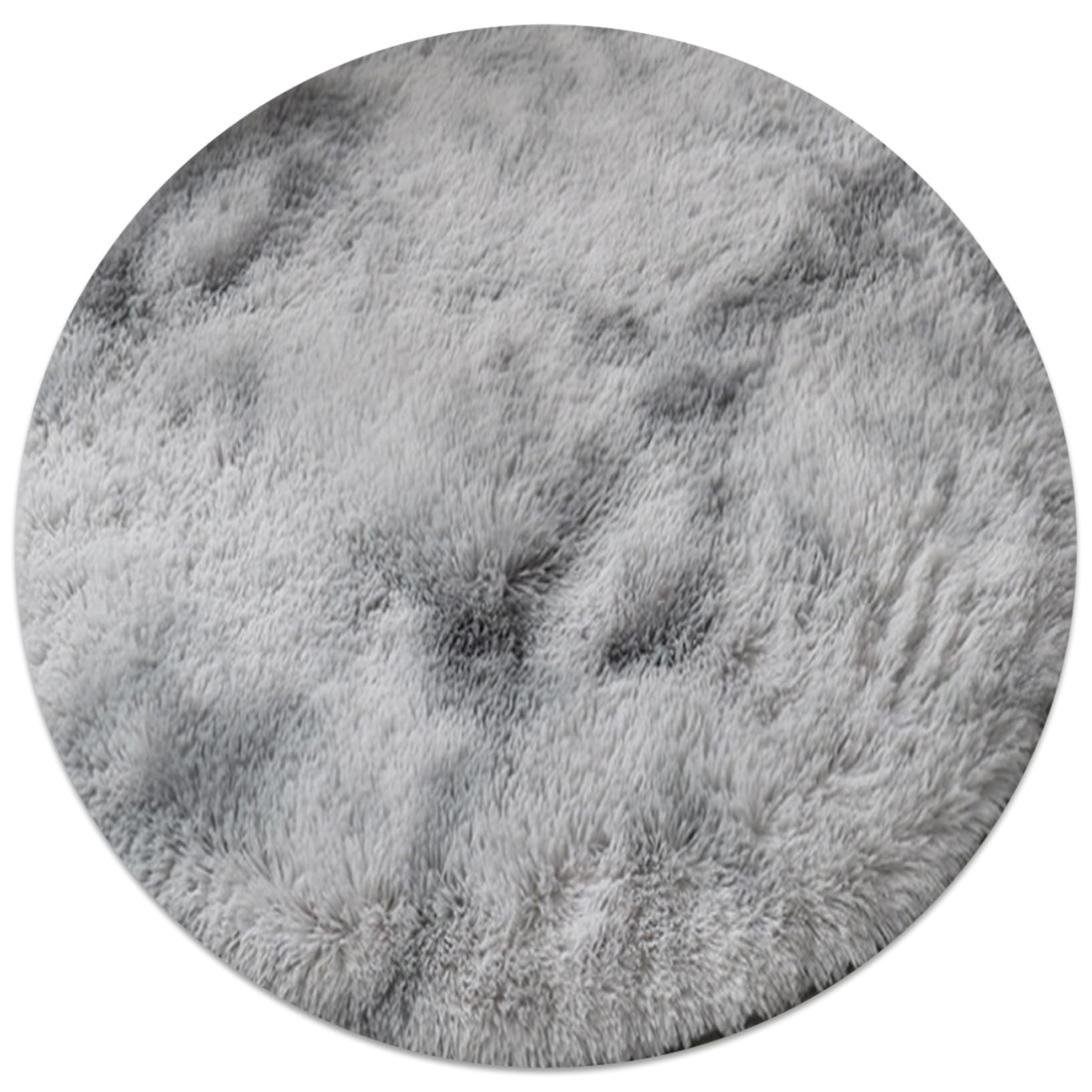 Tapis rond moelleux gris clair pour créer un coin lecture dans le salon