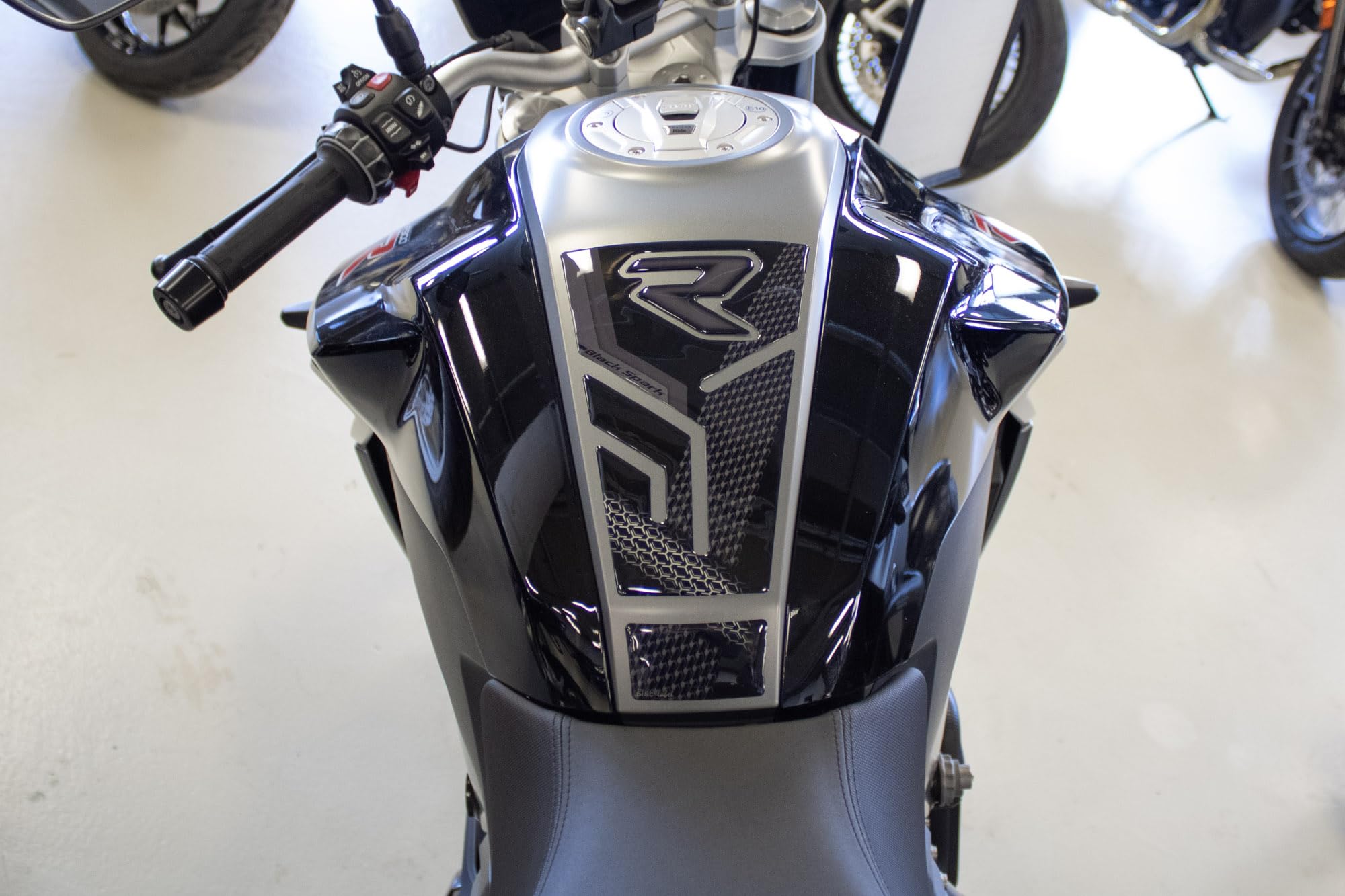 Tankpad Adesivo per moto in gel compatibile con BMW F 900 R Triple Black X510202VA