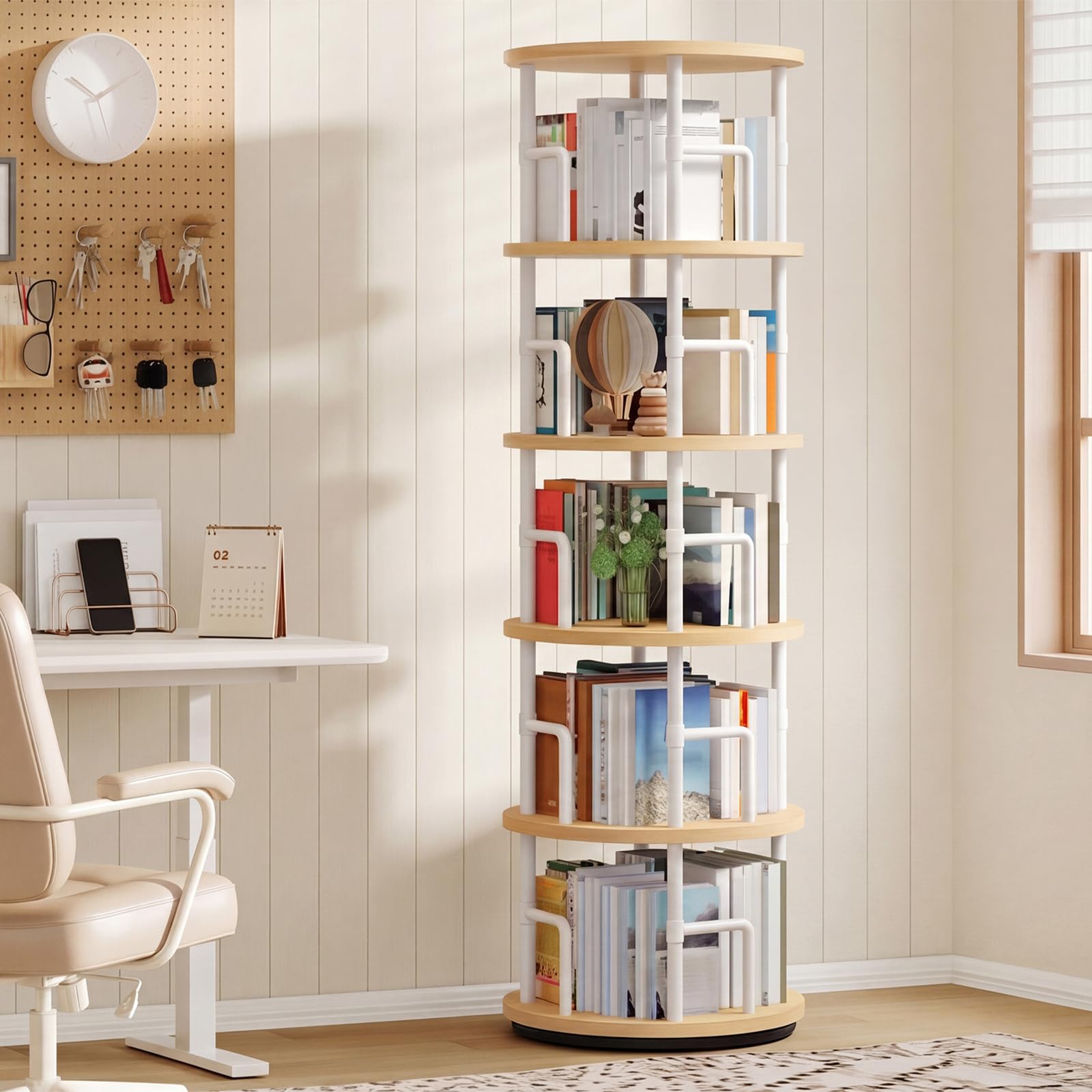 MAHANCRIS Estantería Giratoria de 5 Niveles, Display girevole a 360°,Librería de Pie con Barras de Seguridad, para Sala, Dormitorio o Despacho, Madera Natural y Blanco ABKBN4501
