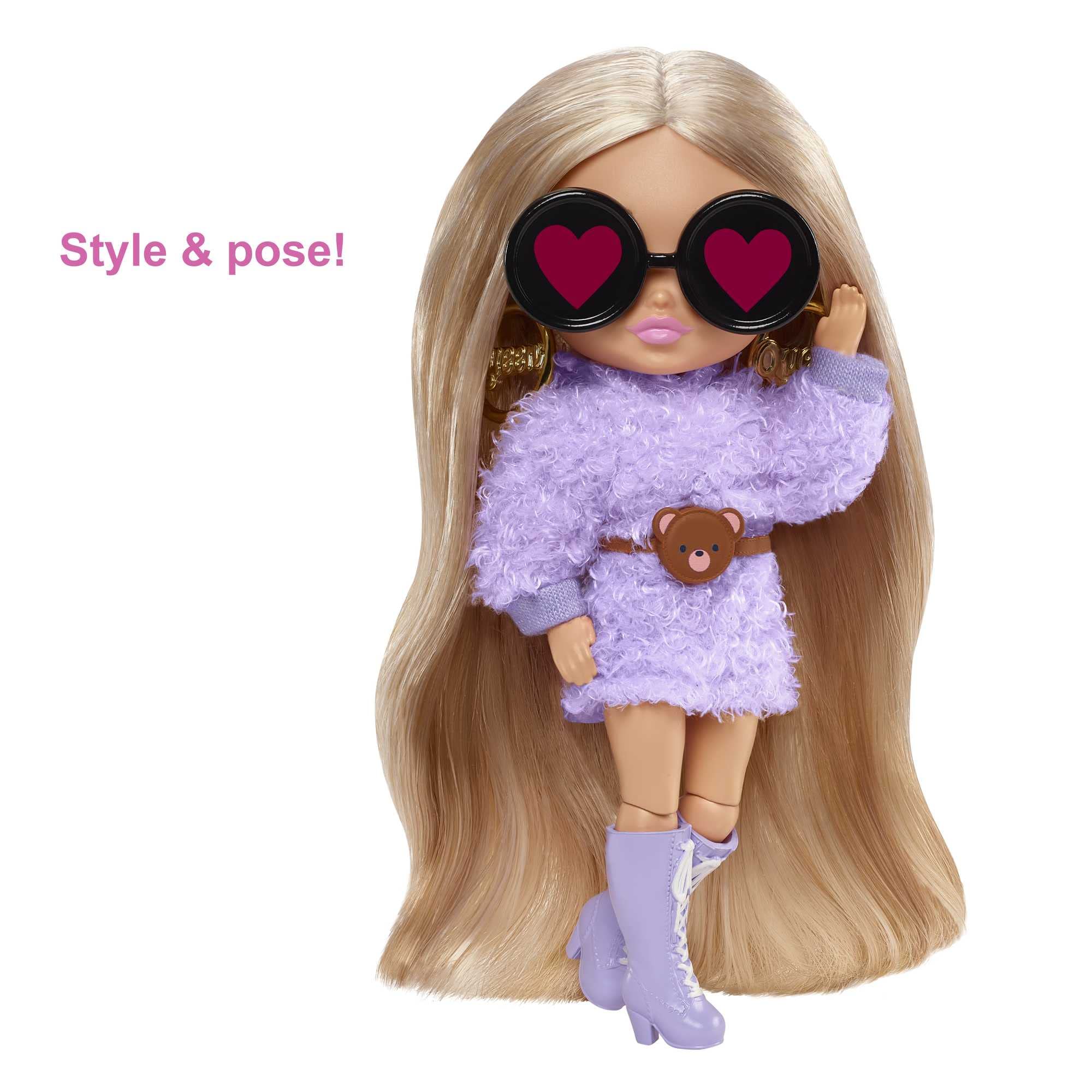 Barbie Extra Mini's Pop #7 (14,5 cm) met hoodiejurk met kleurblokken en laarzen, met poppenstandaard en accessoires, speelgoed voor kinderen vanaf 3 jaar, HJK66