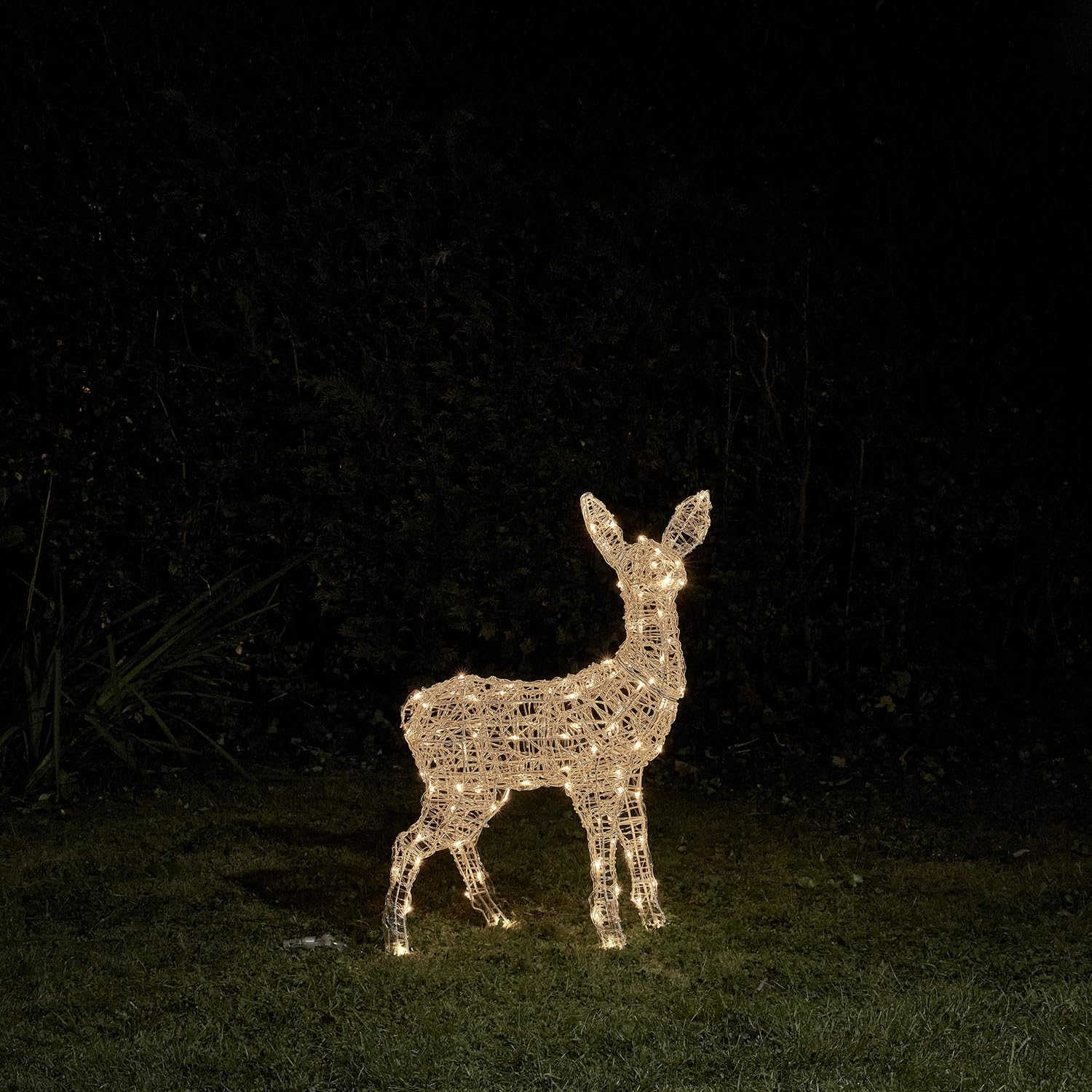 Lights4fun 3-in-1 Swinsty LED Rentier Figur Kind 77cm Batteriebetrieben Timer Weihnachtsbeleuchtung Außen und Innen