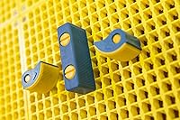 Vista 2 de Soporte ajustable - Accesorio para ORGANIZER GENIE Pegboards para sujetar de forma segura la herramienta de una