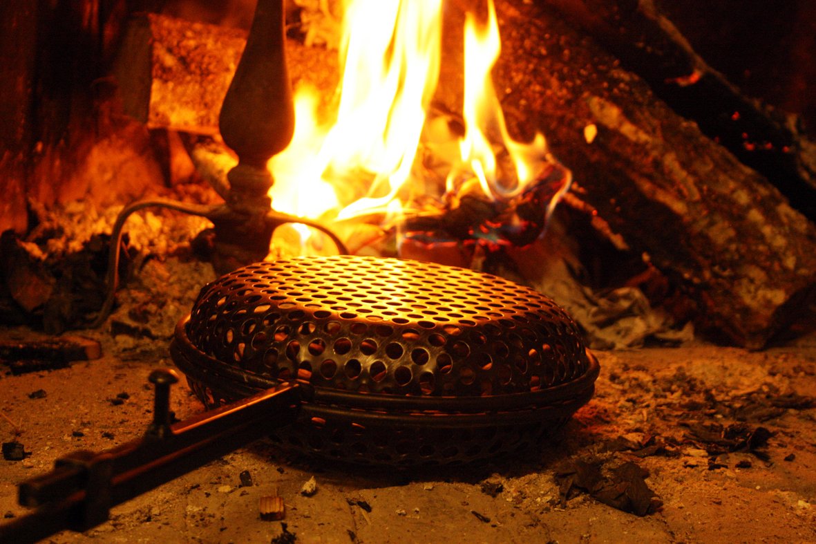 PADELLA PER CASTAGNE IN FERRO CON MANICO IN LEGNO PICCOLA