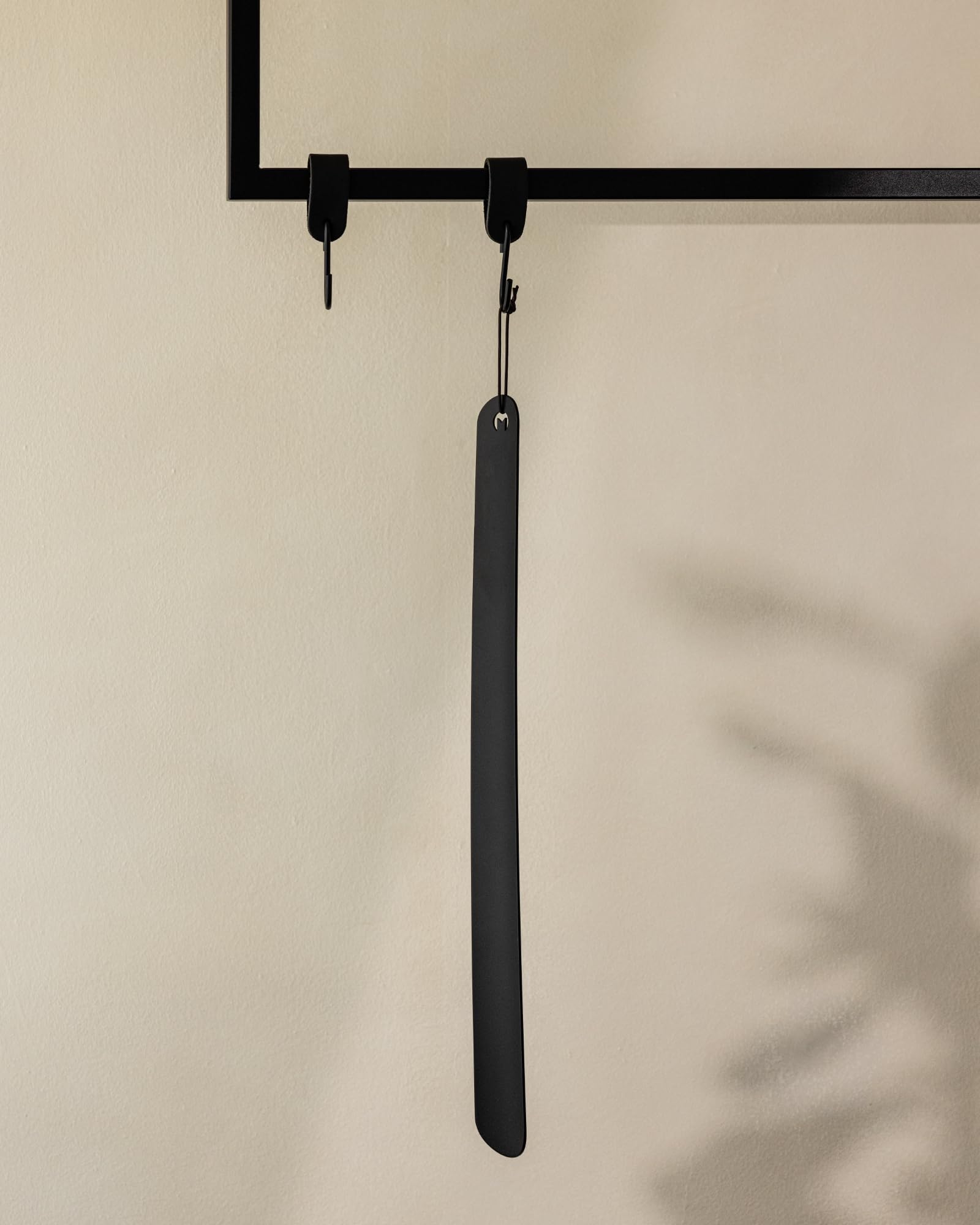 Metallbude Schuhlöffel TILO - Schwarz - Minimalistischer Schuhanzieher aus pulverbeschichtetem Metall - 50 cm