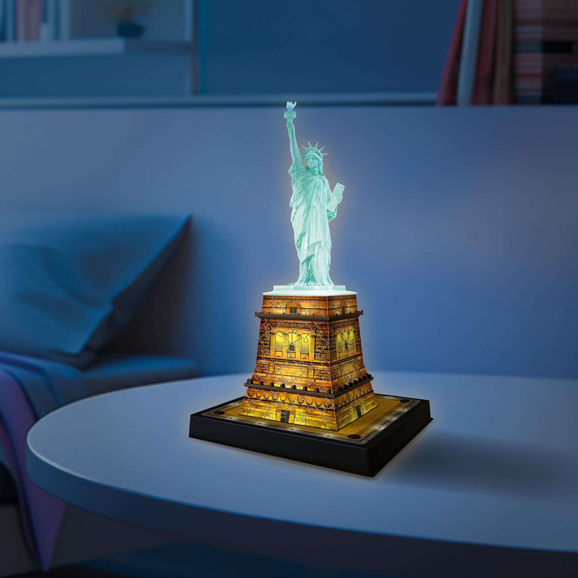 Ravensburger 3D Puzzle 12596 - Freiheitsstatue Night Edition - die weltbekannte Statue of Liberty als LED beleuchtetes Modell für zuhause - Sockel als 3D Puzzle - für Erwachsene und Kinder ab 8 Jahren