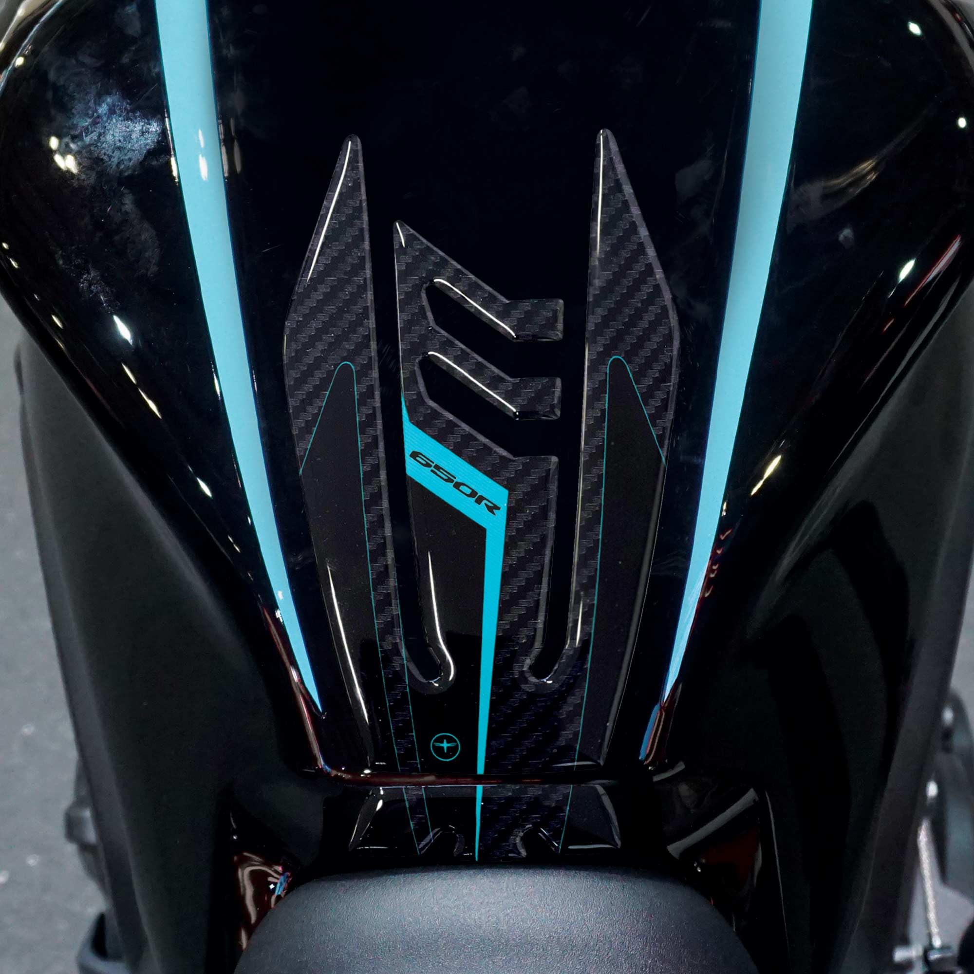 Labelbike Adesivo 3D Paraserbatoio Moto - GUNS 'N ROSES - Decorazione E Protezione In Resina Artigianale Made In Italy, Antigraffio E Resistente, Colore Nero - 3