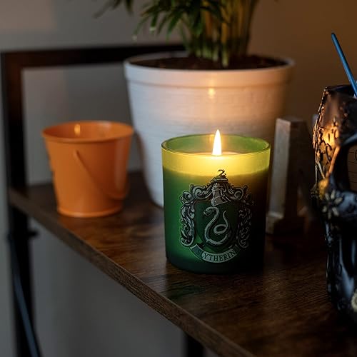 Miniatura 2 de Harry Potter Hufflepuff Vela perfumada, grande de 8 onzas, aroma a miel y almendras, cera de soja y coco, gran regalo para los fanáticos de Harry