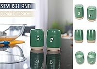 Vista 4 de Nat & Jules Juego de 2 piezas de salero y pimentero de cerámica con fondo crudo verde bosque de 3 x 2 pulgadas