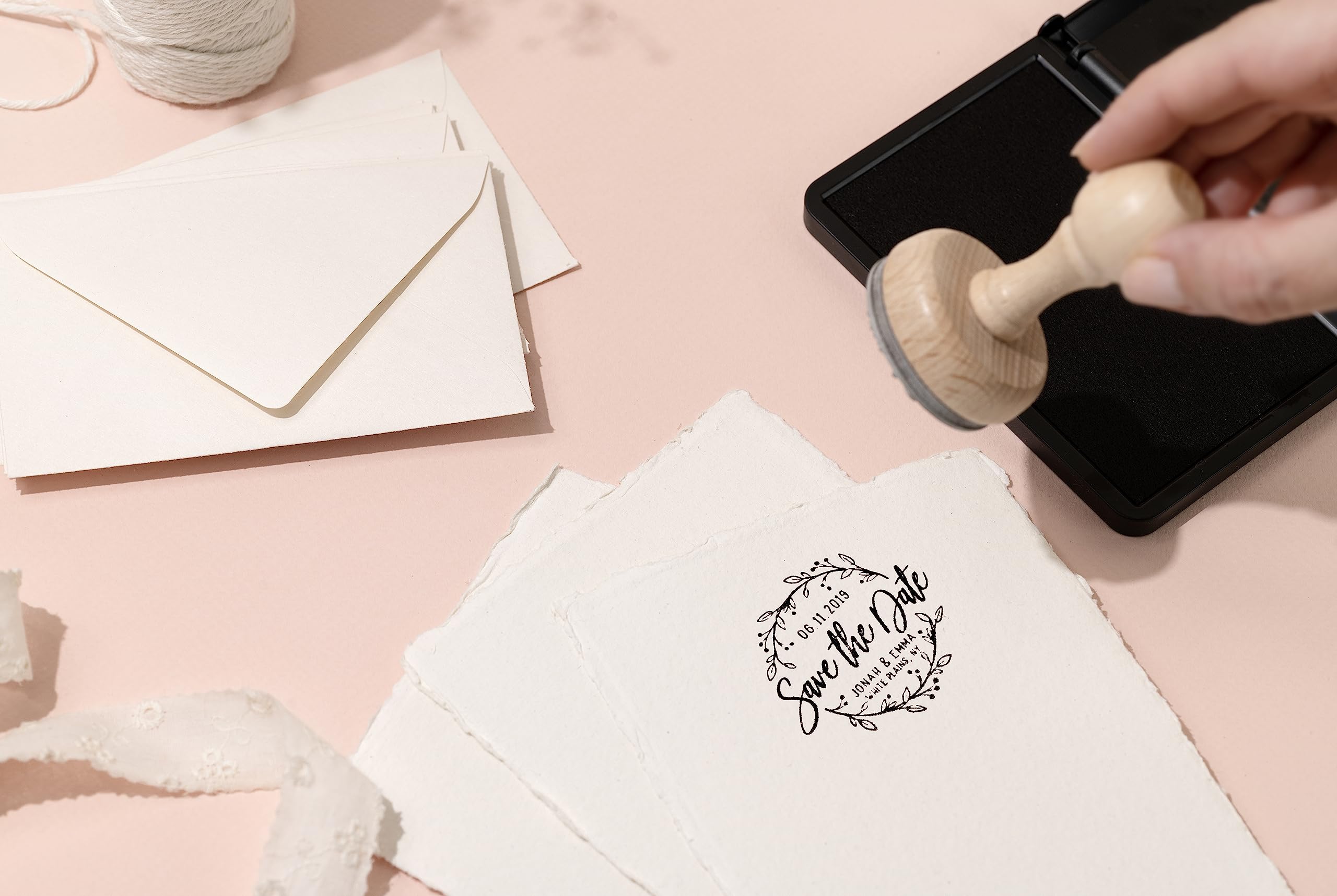 Stamp by Me | Sello Personalizado para Boda | 12 Diseños Exclusivos | Sello de Madera | Ideal para Sobres e Invitaciones de Boda | Tampón de Tinta | Nombres y Fecha |Corona de Círculos y Flores Boho