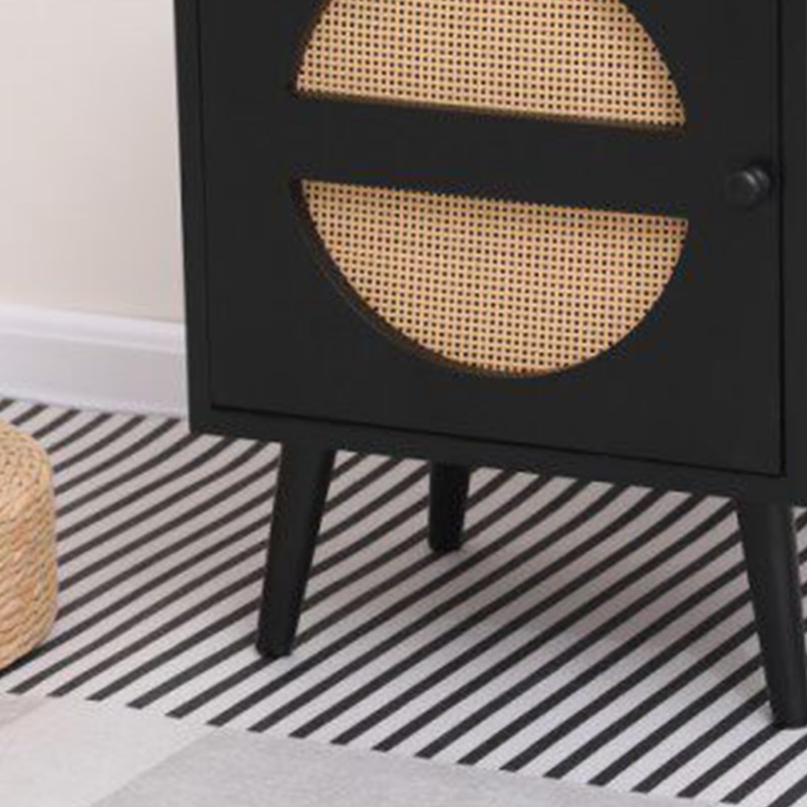 Versatile Comodino con anta ventilata e quattro gambe angolari