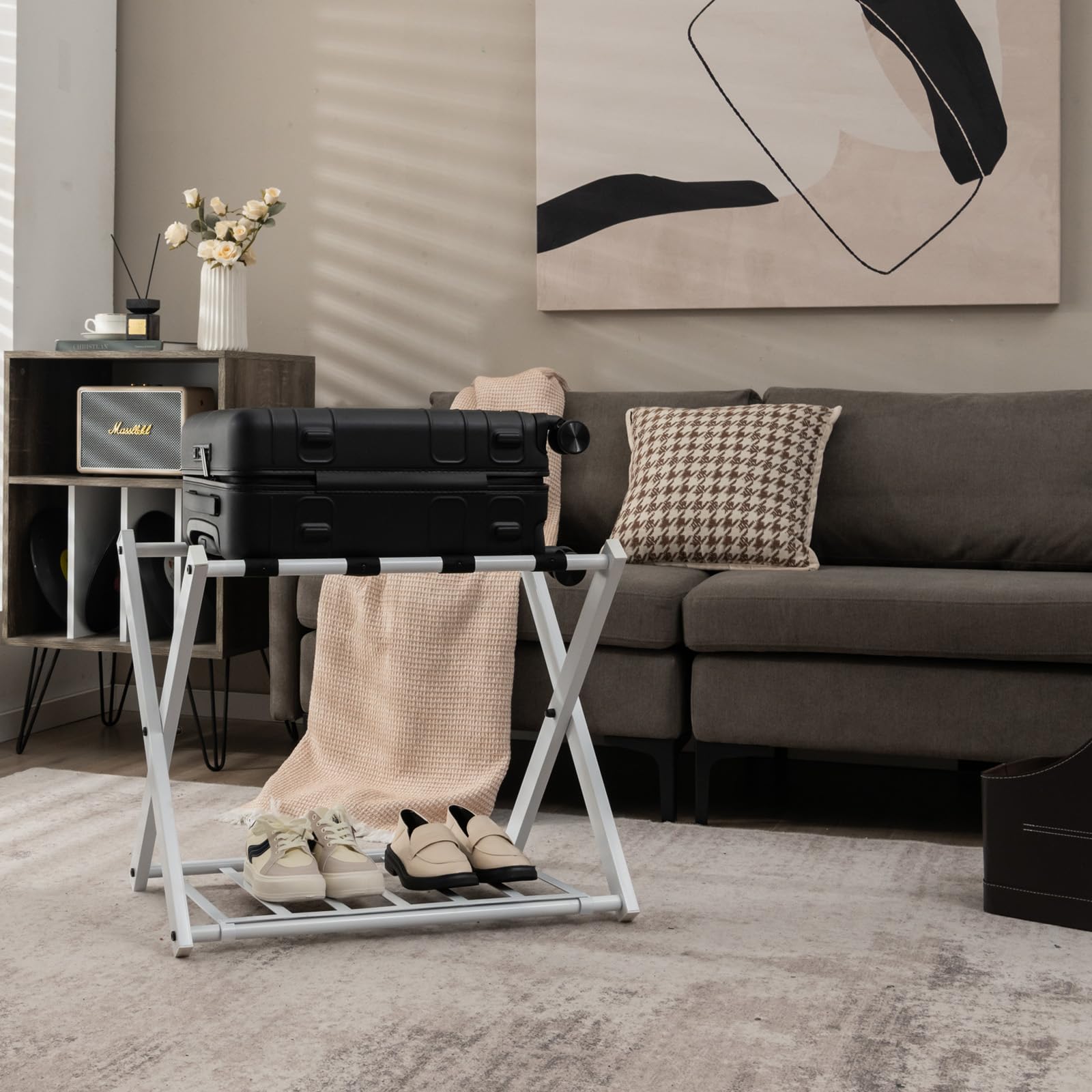 HOMASIS Estante para equipaje plegable, Soporte de metal para maletas y bolsas con estante, Portaequipajes con diseño de 2 niveles, para habitación, hotel, 68x43x56cm (Blanco, 2)