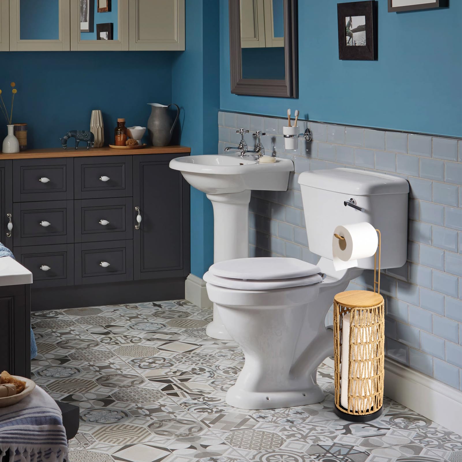 Distributeur de Papier Toilette Autonome Rangement avec étagère, Distributeur de Papier Toilette de Salle de Bain Debout, Rangement de Papier Toilette en rotin Boho pour 4 Rouleaux de Papier Toilette