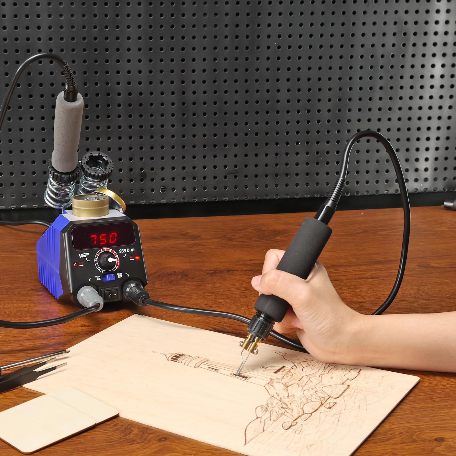 WEP 939D-VI Kit Pirografo per Legno con Doppia Penna 250–750℃ Strumento per pirografia con Selettore A/B, 2 Penne Rimovibili 23 punte pirografo –Adatto per Legno e Pelle (EU Plug)
