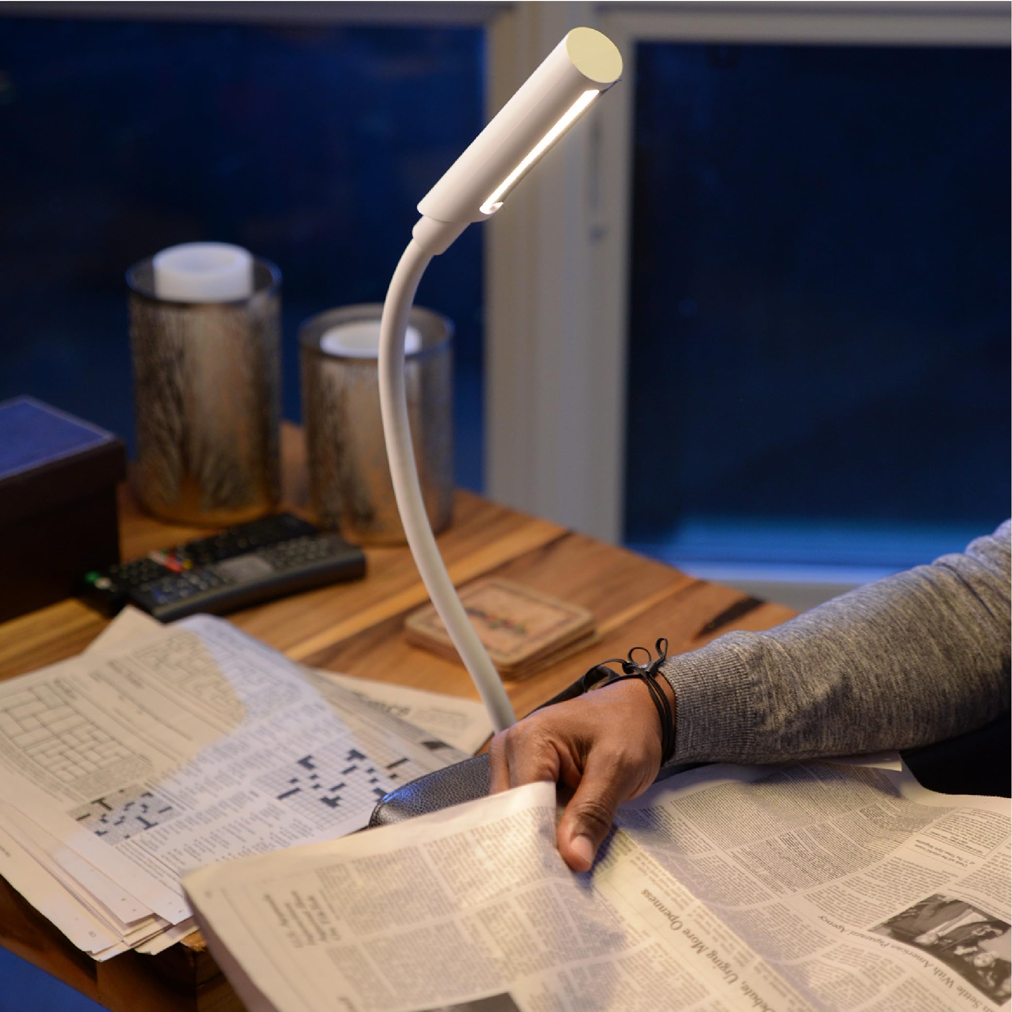 Reliable UberLightTM Flex 4100TL przenośna lampa biurkowa LED z okrągłą podstawą, przyłączem USB, elastyczna szyjka łabędzia 67,3 cm, głowica obrotowa o 270°, do 60 000 godzin użytkowania