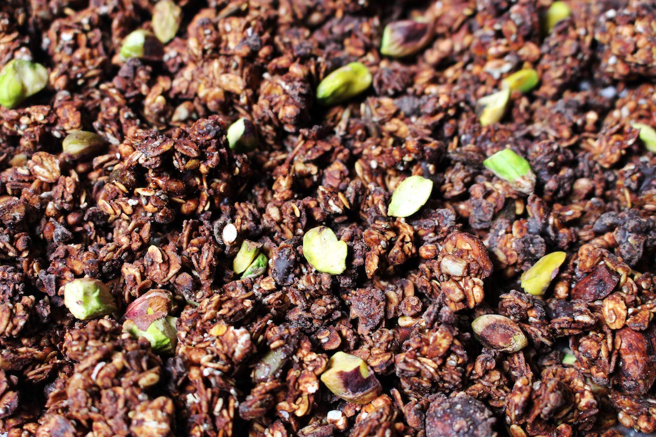 Granola Ecológica y Artesana con Chocolate Negro, Pistachos y Avellanas, Sirope de Ágave y Aceite de Oliva Virgen Extra, Semillas, Avena Integral de Copo Entero (Pack: 3 x 300g) Total 900g